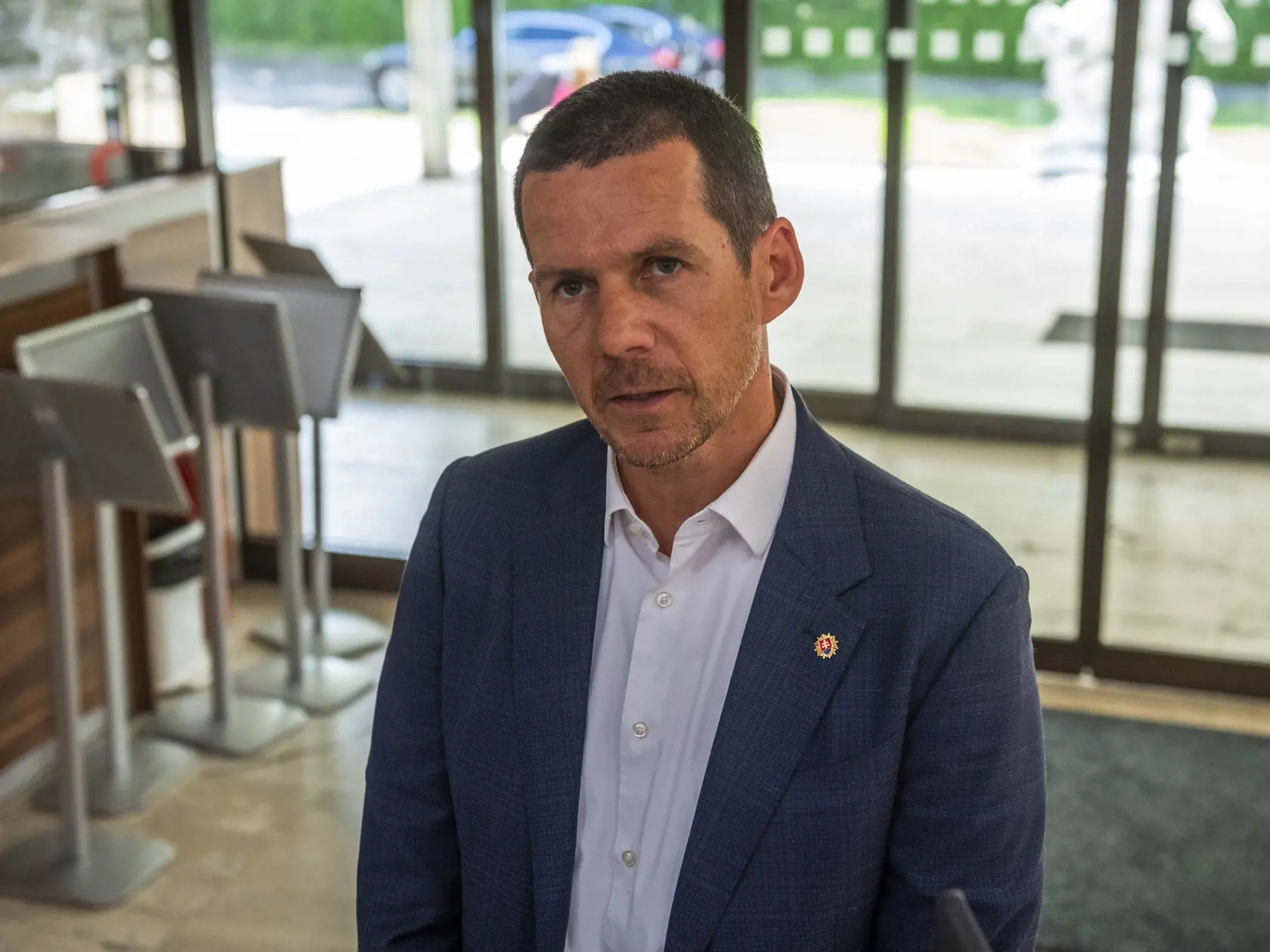 Na snímke prezident Policajného zboru SR Štefan Hamran sa rozpráva s novinármi po 162. rokovaní Bezpečnostnej rady SR v Bratislave 28. júna 2023. FOTO TASR - Jaroslav Novák