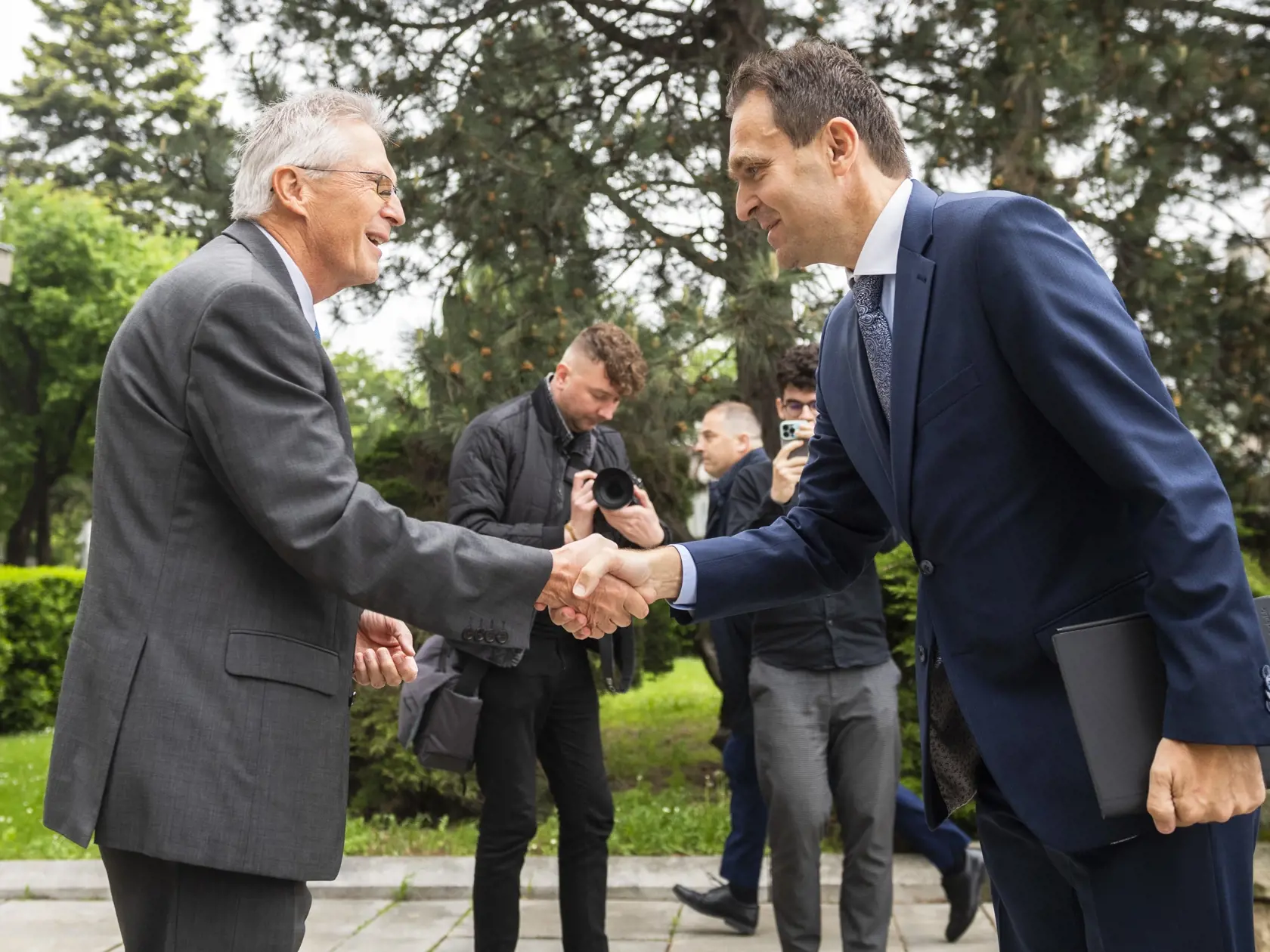 Nový predseda vlády SR Ľudovít Ódor odštartoval v utorok 16. mája 2023 prvú zo série úvodných návštev ministerstiev, počas ktorých sa oboznámi s aktuálnou situáciou v jednotlivých vládnych rezortoch. Na snímke sprava premiér SR Ľudovít Ódor a nový minister vnútra SR Ivan Šimko počas stretnutia na pôde rezortu vnútra v Bratislave 18. mája 2023.  FOTO TASR - Jaroslav Novák

 