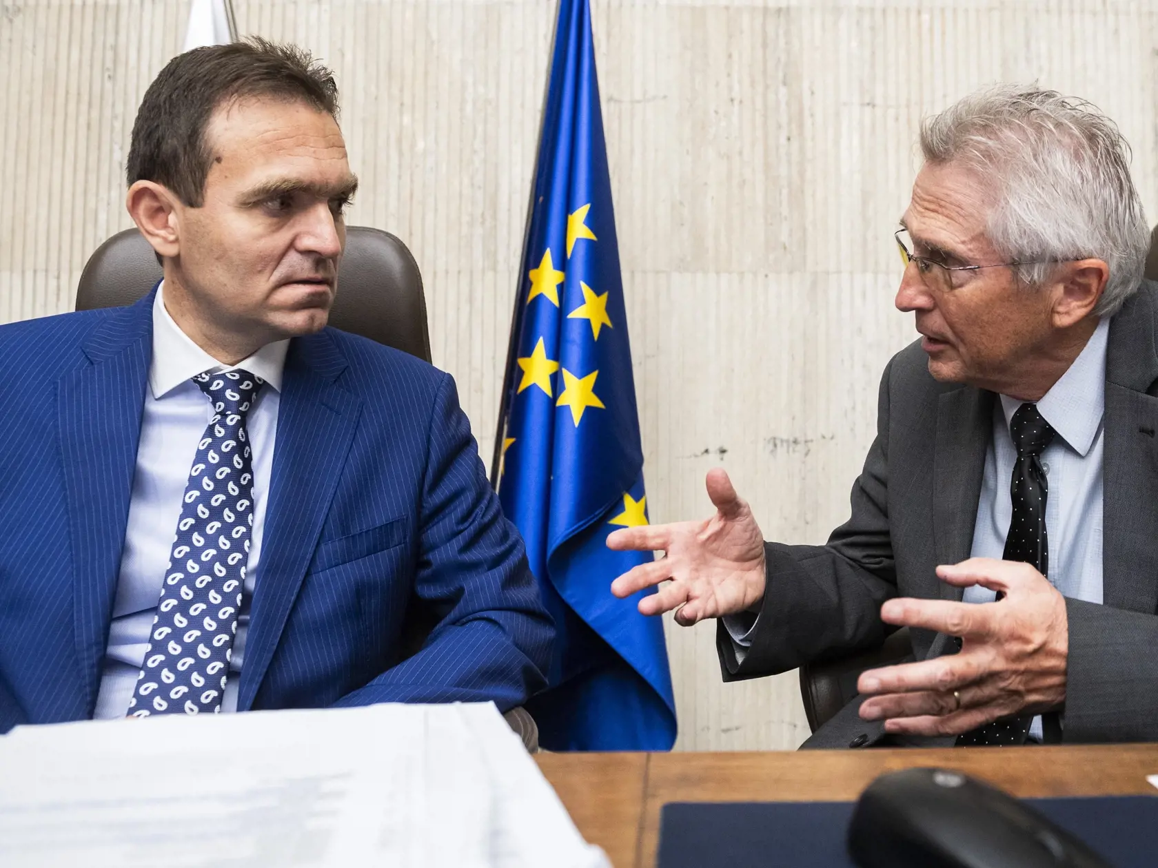 Na snímke zľava dočasne poverený predseda vlády SR odborníkov Ľudovít Ódor a dočasne poverený minister vnútra SR Ivan Šimko počas 8. rokovania vlády SR v Bratislave 28. júna 2023. FOTO TASR - Jaroslav Novák