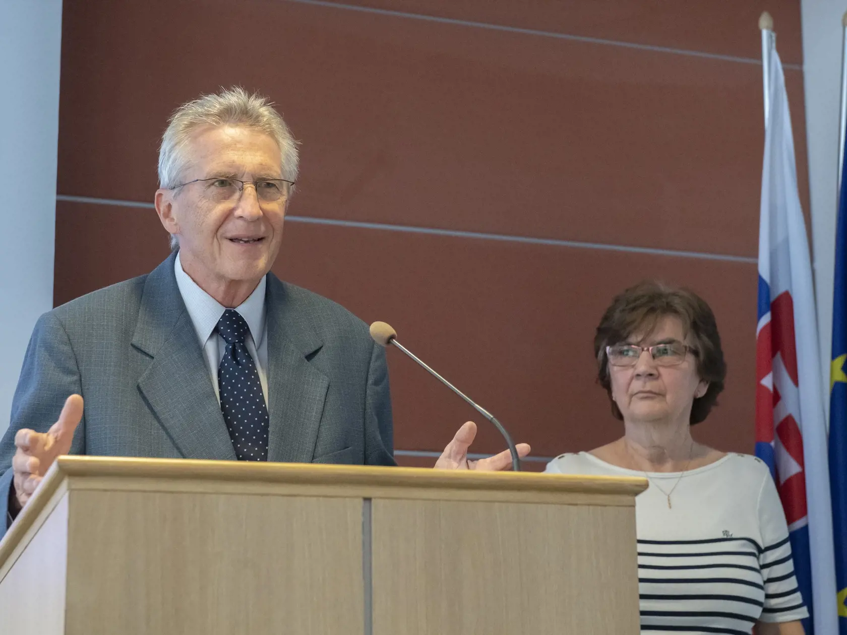 Na snímke vľavo minister vnútra SR Ivan Šimko a vpravo riaditeľka odboru volieb, referenda a politických strán sekcie verejnej správy MV SR Eva Chmelová počas tlačovej konferencie na tému "Parlamentné voľby 2023" 9. júna 2023 v Bratislave. Politické strany musia doručiť návrh kandidátnych listín do septembrových parlamentných volieb najneskôr do 2. júla 2023. FOTO TASR - Martin Baumann