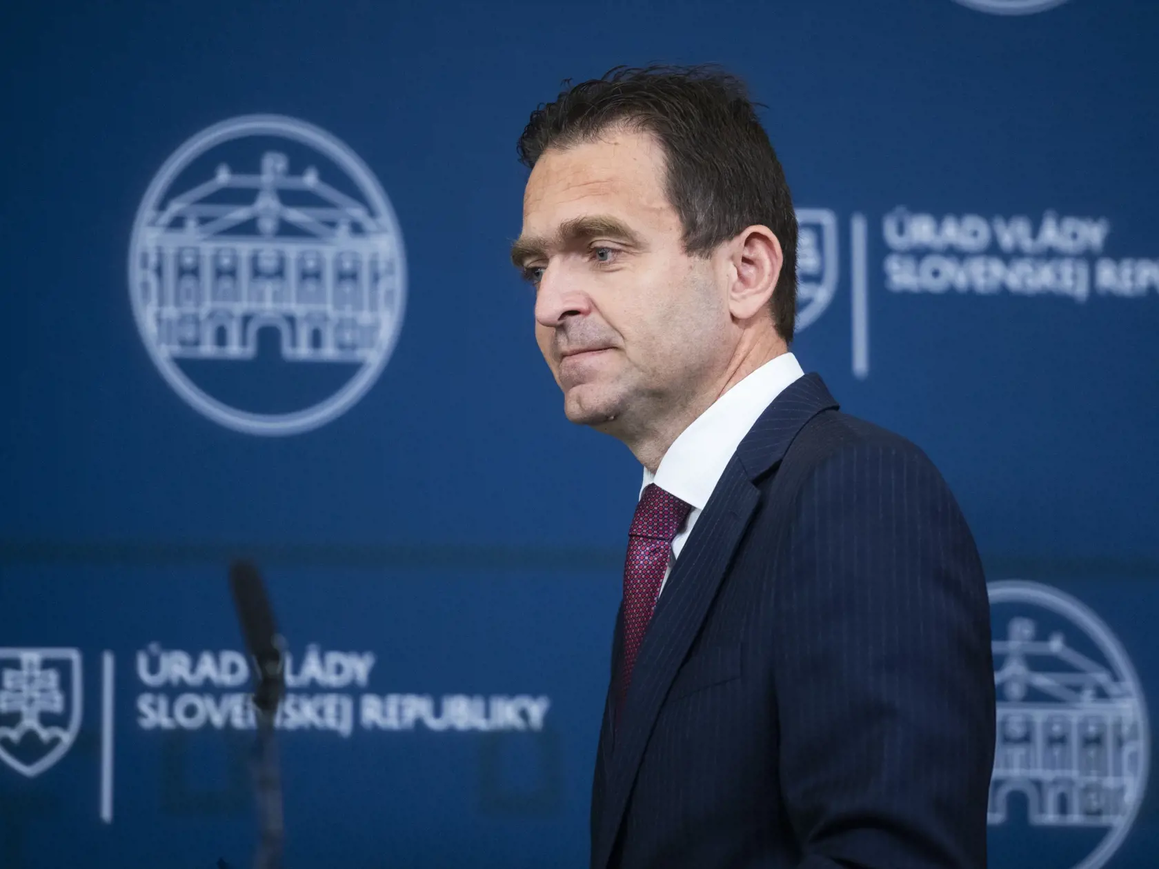 Na snímke predseda vlády SR Ľudovít Ódor prichádza na tlačovú konferenciu k odvolaniu ministra vnútra SR Ivana Šimka v Bratislave 19. júla 2023. FOTO TASR - Jaroslav Novák