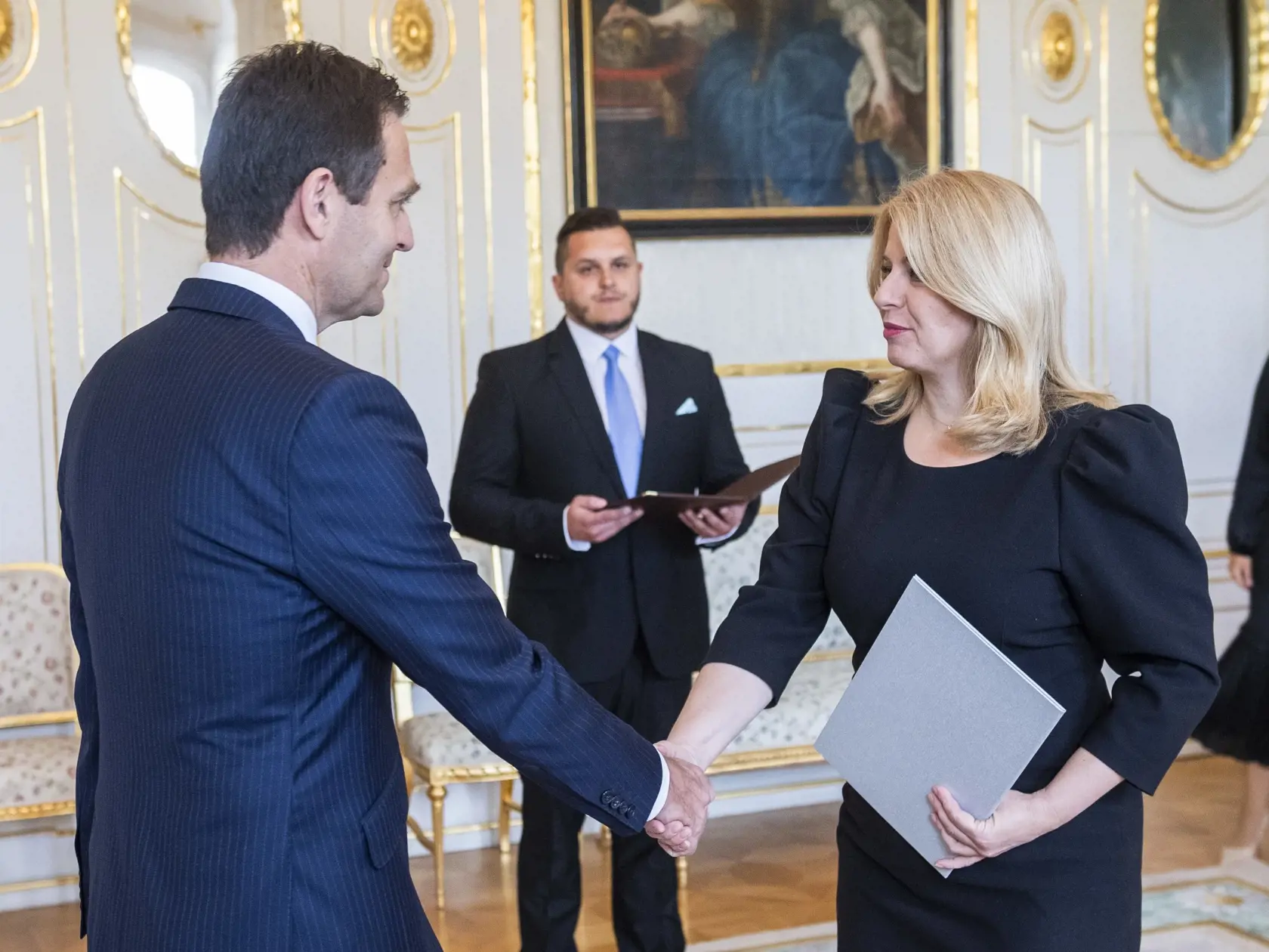 Prezidentka SR Zuzana Čaputová (vpravo) odobrala v stredu 19. júla 2023 Ivanovi Šimkovi poverenie viesť Ministerstvo vnútra (MV) SR. Dočasným riadením rezortu poverila premiéra Ľudovíta Ódora (vľavo). FOTO TASR - Jaroslav Novák 
