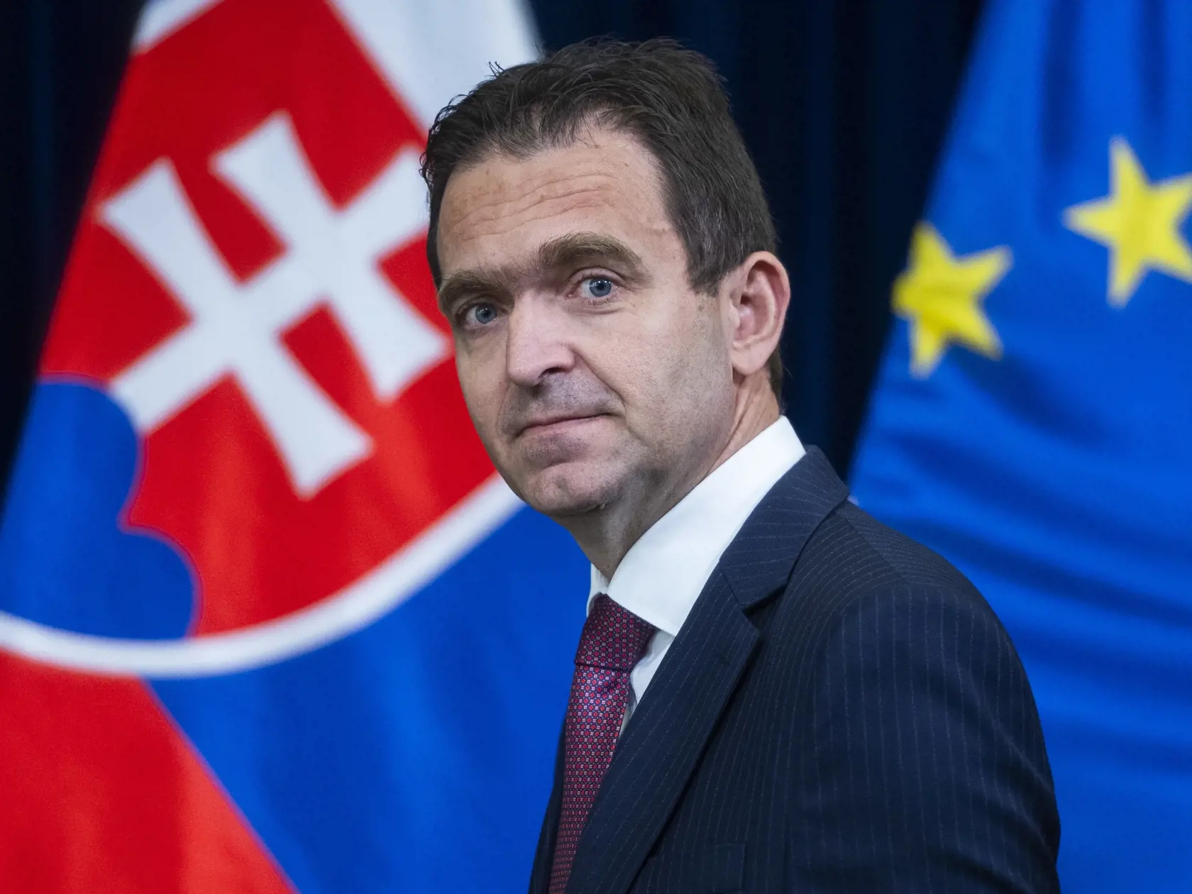 Na snímke predseda vlády SR Ľudovít Ódor prichádza na tlačovú konferenciu k odvolaniu ministra vnútra SR Ivana Šimka v Bratislave 19. júla 2023. FOTO TASR - Jaroslav Novák