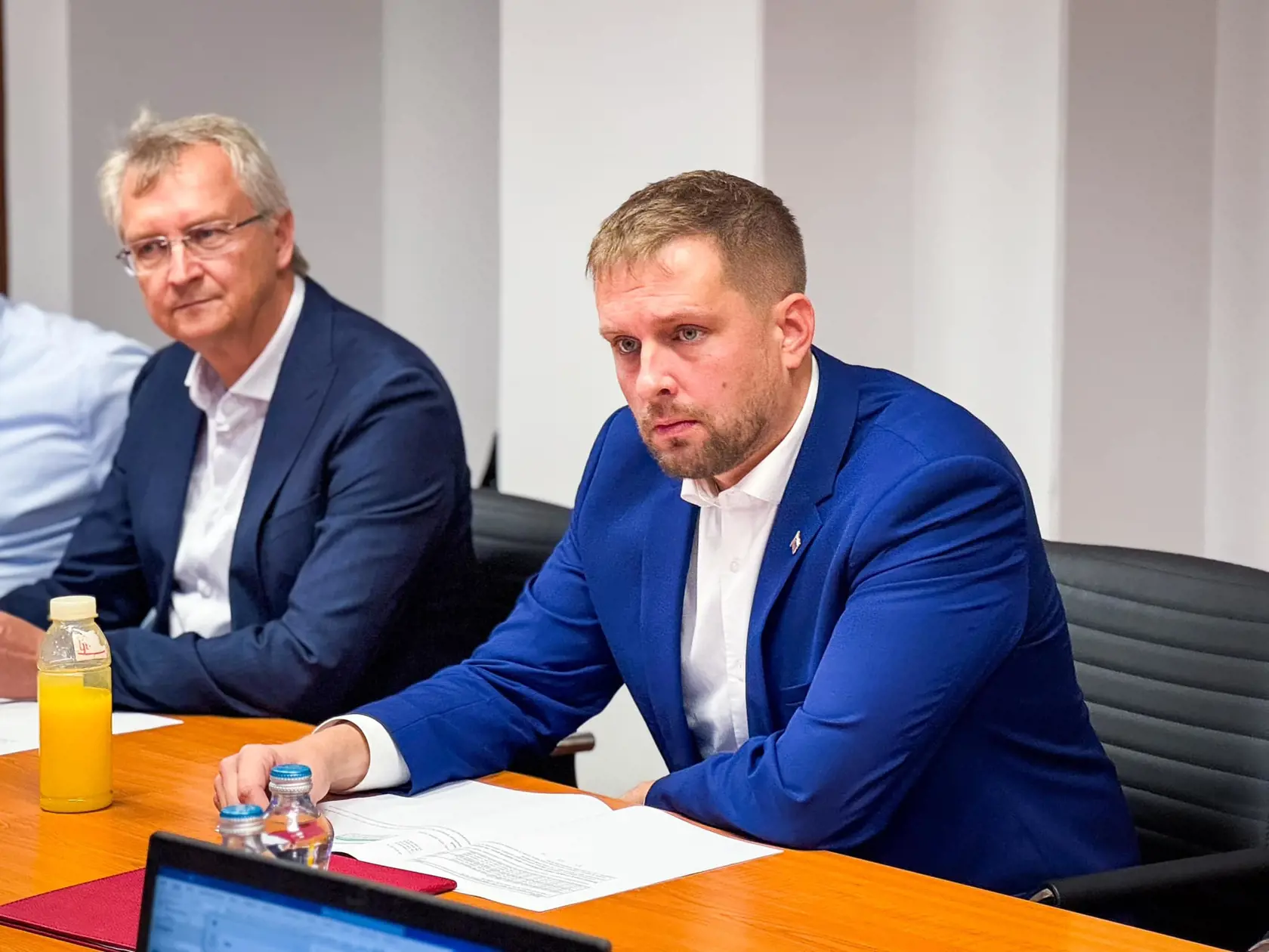 Minister zdravotníctva Kamil Šaško (Hlas) počas rokovaní so zástupcami ministerstva financií, ktoré vedie minister Ladislav Kamenický (Smer).