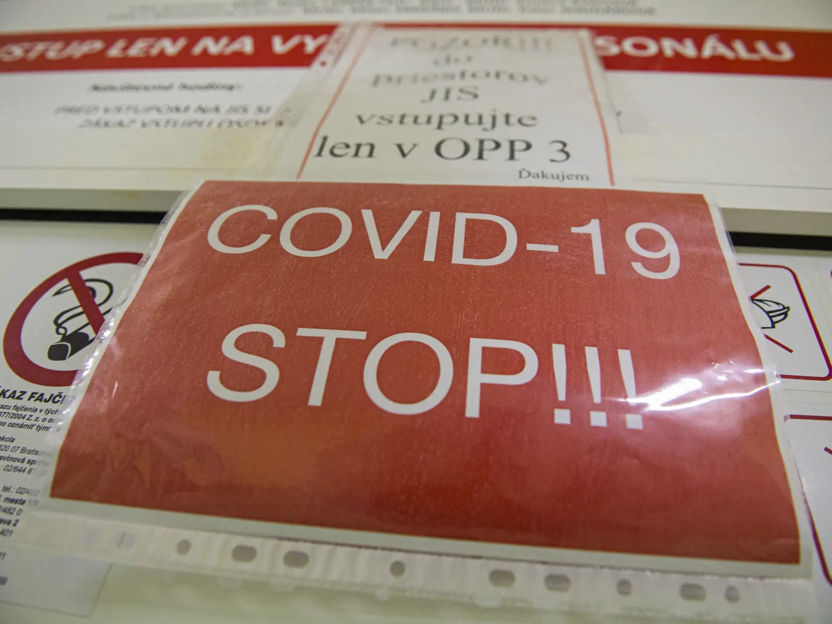 Na snímke nápisy v COVID červenej zóne na Klinike pneumológie a ftizeológie I. Slovenskej zdravotníckej univerzity (SZU) a Univerzitnej nemocnice Bratislava (UNB) v Ružinove. Bratislava, 25. februára 2021. FOTO TASR - Michal Svítok