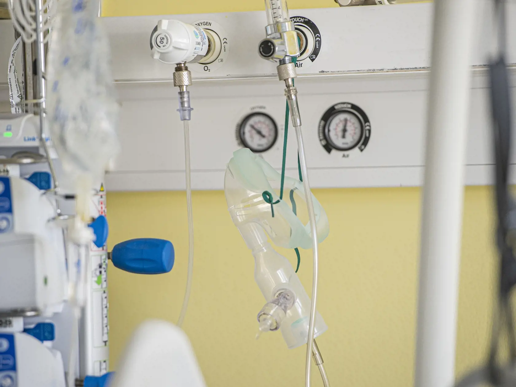 Na snímke kyslíková maska v COVID červenej zóne na Klinike pneumológie a ftizeológie I. Slovenskej zdravotníckej univerzity (SZU) a Univerzitnej nemocnice Bratislava (UNB) v Ružinove. Bratislava, 25. februára 2021. FOTO TASR - Michal Svítok