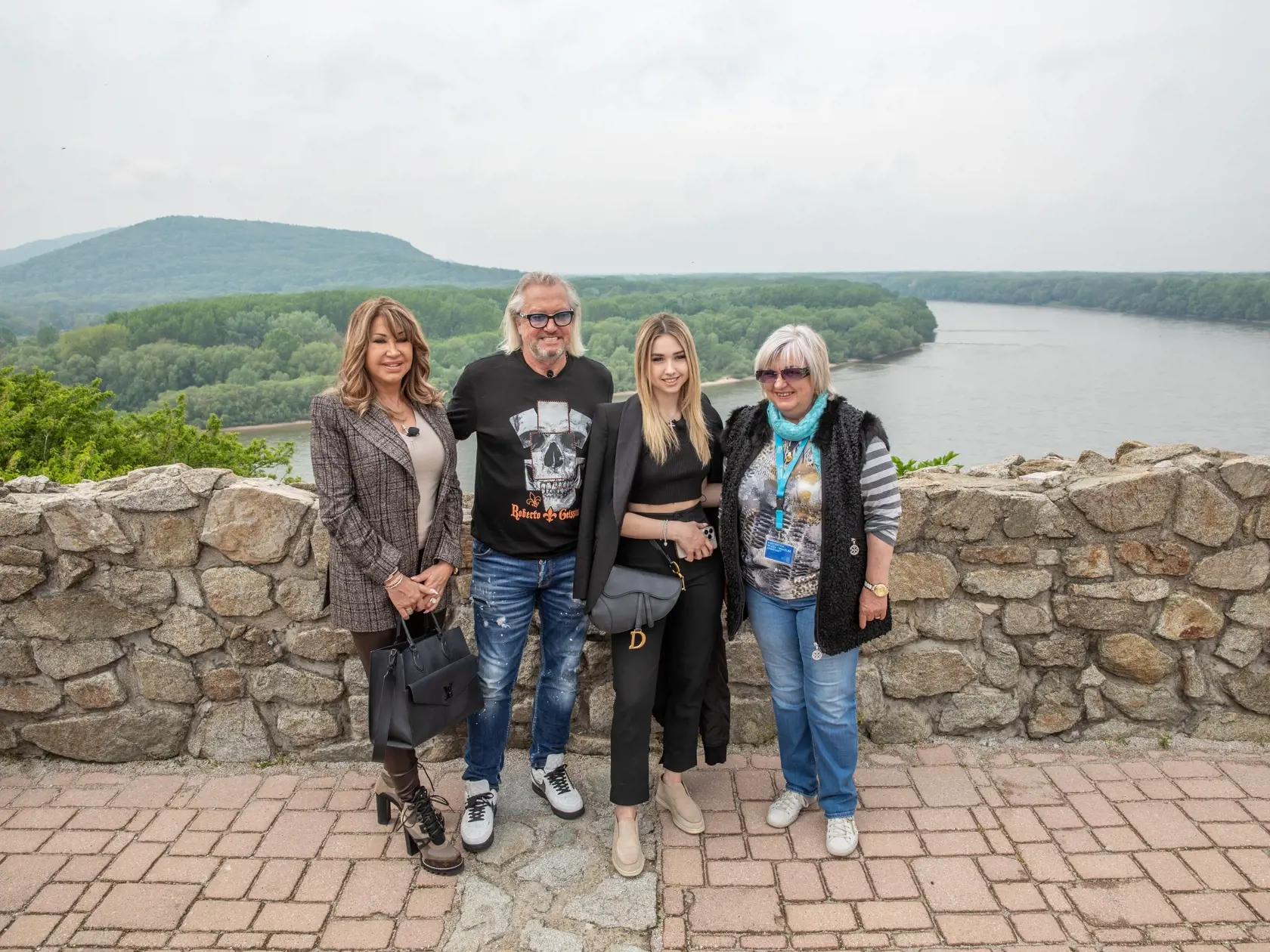 Na snímke je rodina Geissenovcov počas sobotňajšom výlete na hrad Devín. Geissenovcov sprevádzali minister hospodárstva Slovenskej republiky Richard Sulík a predseda Bratislavského samosprávneho kraja Juraj Droba.
