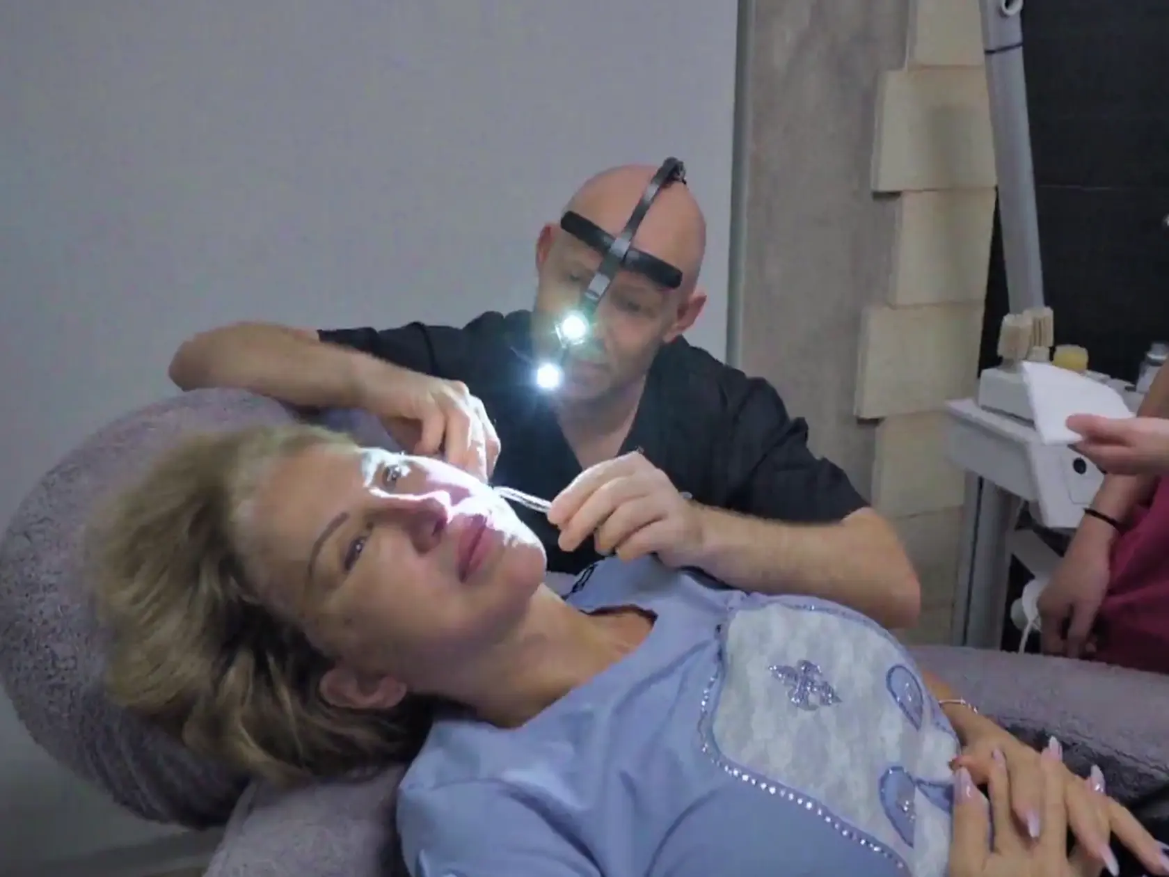 Carmen Geiss výrazne schudla a ovisla jej koža na tvári. Rozhodla sa to vyriešiť faceliftom.