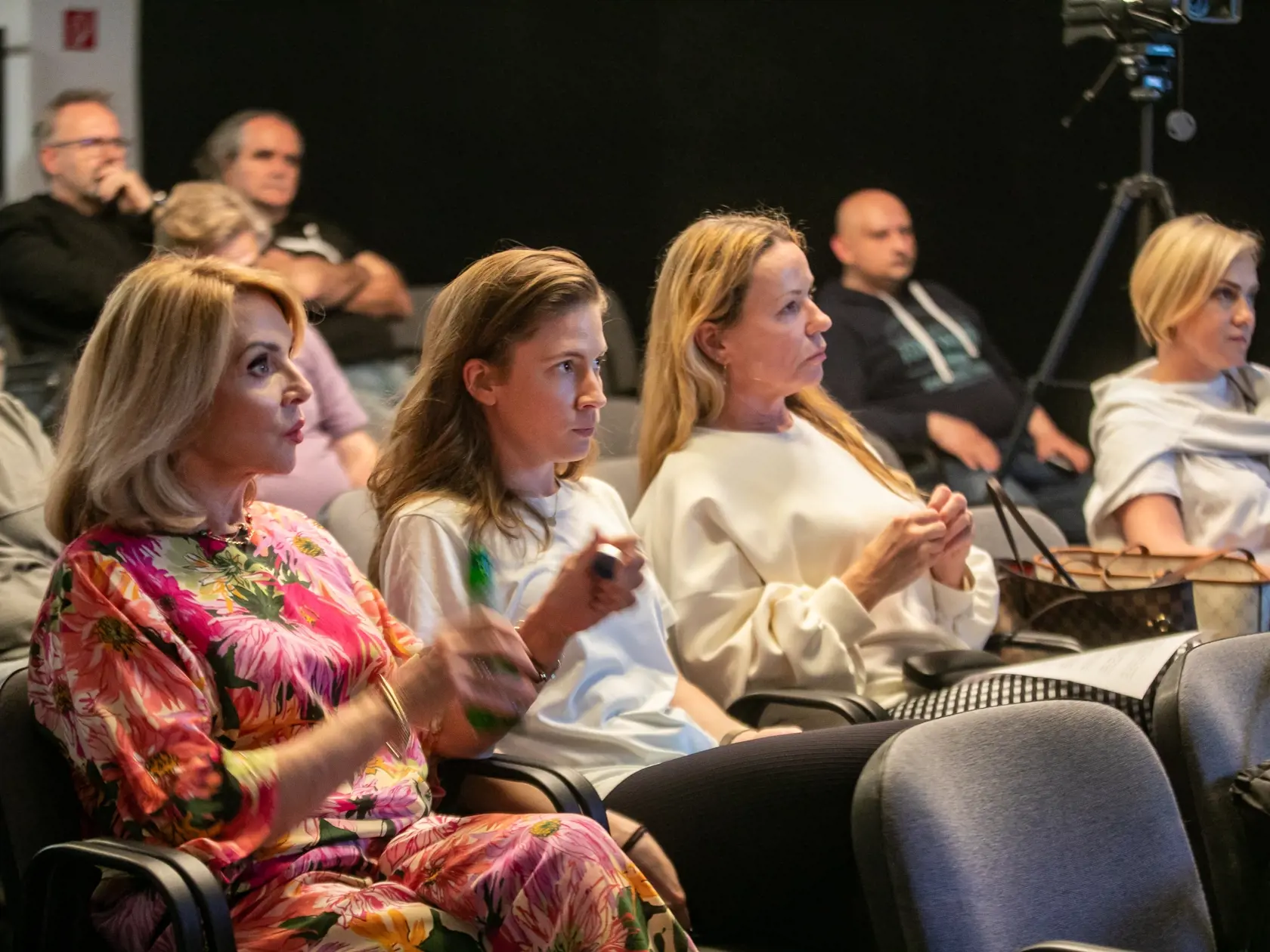 Verejný odpočet činnosti a hospodárenia SND za rok 2021. Na fotke je Diana Mórová a Zdena Studenková.