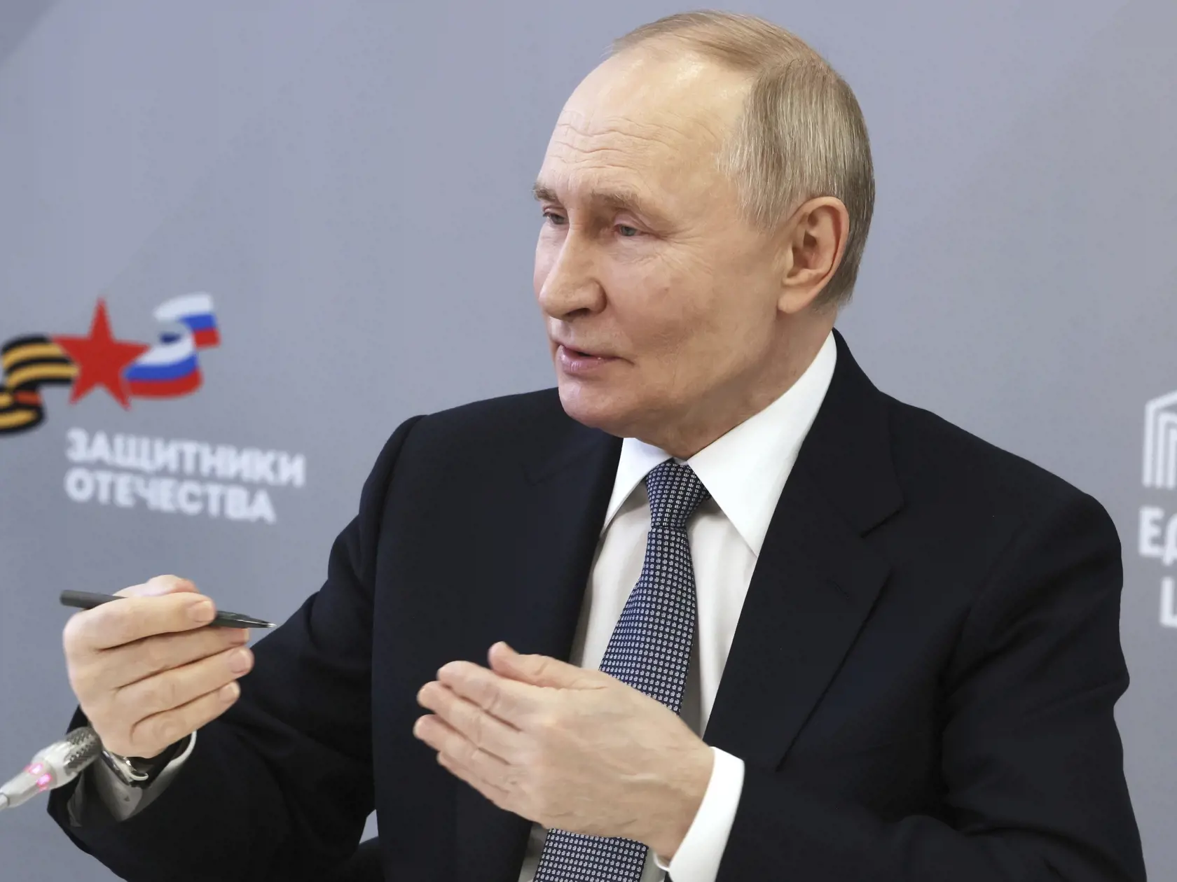 JB 17 Moskva - Ruský prezident Vladimir Putin sa rozpráva s pracovníkmi a chránencami Nadácie Obrancovia vlasti v Moskve 6. marca 2025. FOTO TASR/AP

Russian President Vladimir Putin speaks with workers and wards of The Defenders of the Fatherland Foundation in Moscow, Russia, Thursday, March 6, 2025. (Mikhail Metzel, Sputnik, Kremlin Pool Photo via AP