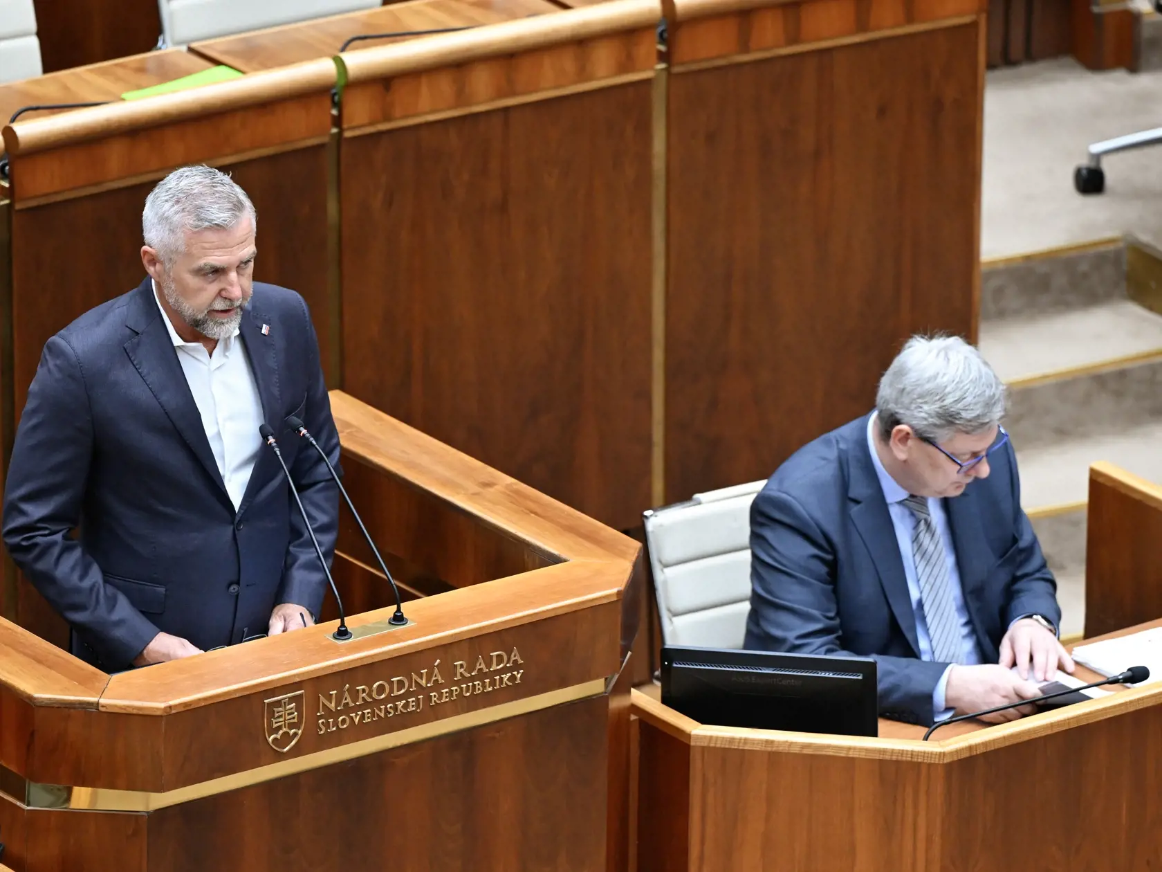 Na snímke vľavo podpredseda parlamentu NR SR Tibor Gašpar (Smer-SD) a minister spravodlivosti SR Boris Susko (Smer-SD) počas rokovania mimoriadnej 16. schôdze Národnej rady (NR) Slovenskej republiky 16. júla 2024 v Bratislave. FOTO TASR - Pavel Neubauer