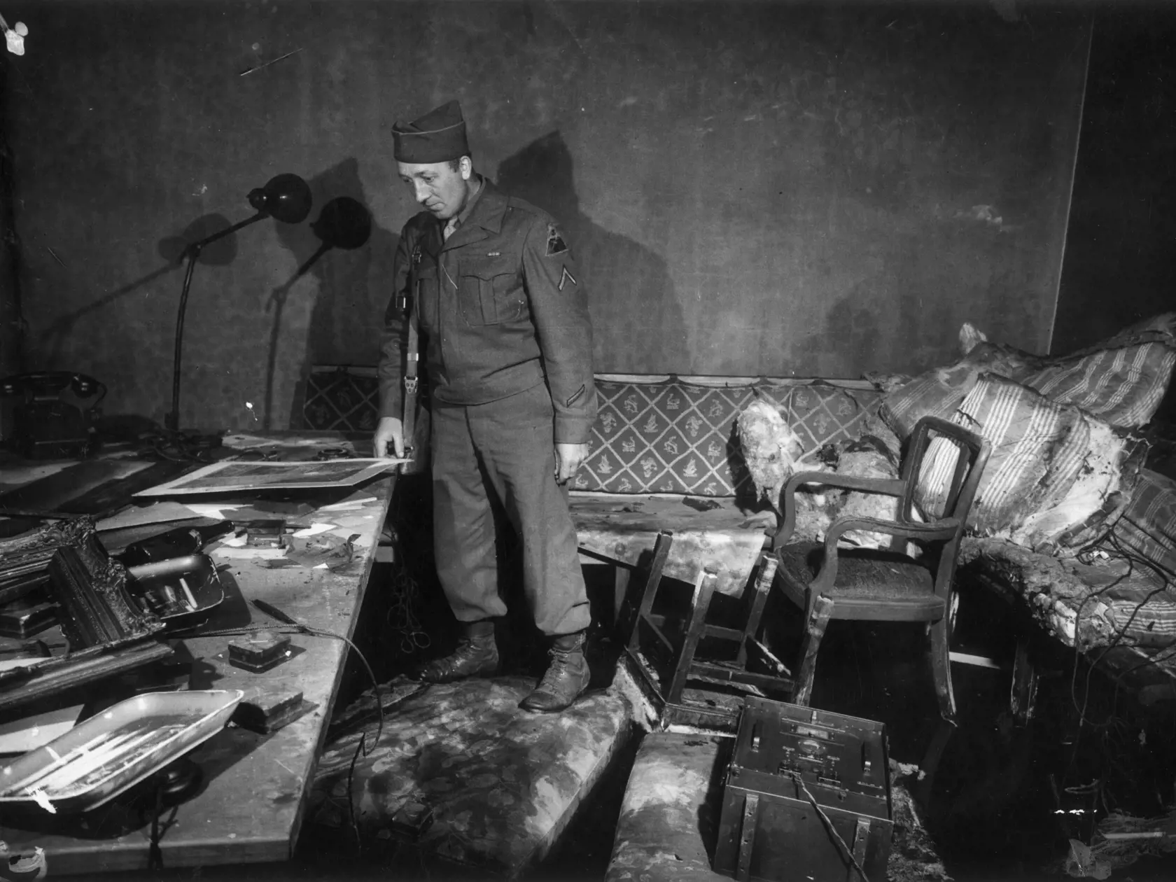 1945:  fotografia z Bunkru, kde sa schovával Hitler a jeho manželka Eva.