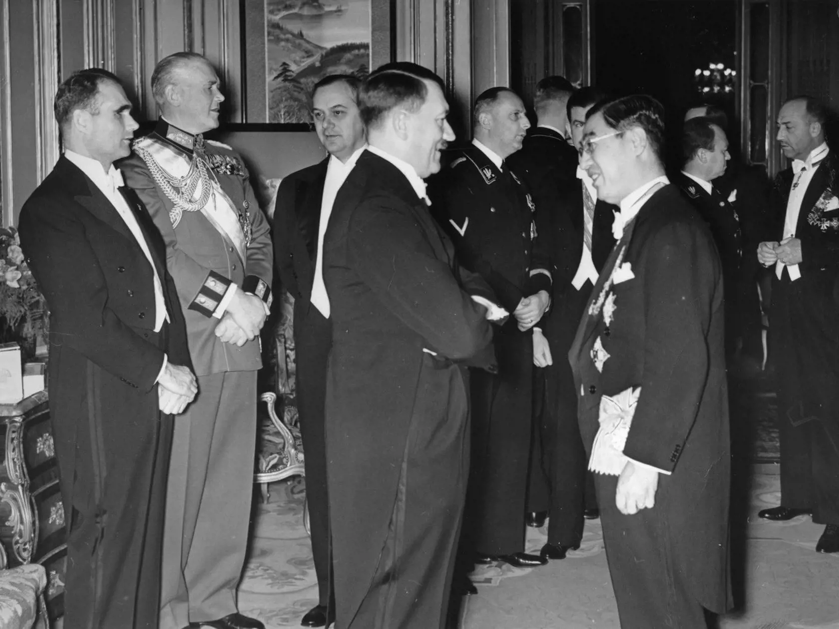 24. novembra 1937 na japonskej ambasáde v Berlíne: Zľava Rudolf Hess, poľný maršal Werner von Blomberg, ríšsky vodca Alfred Rosenberg a Adolf Hitler v sebate s japonským ambasádrorom Kintomo Mushakoji.