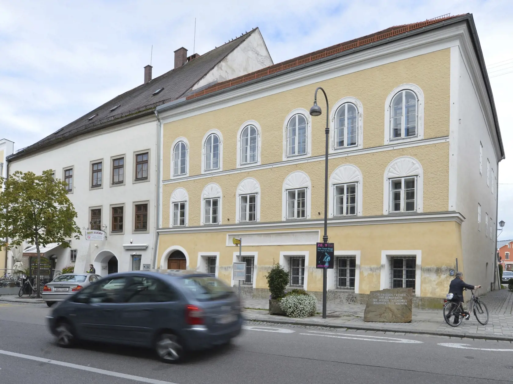 KK17 Braunau am Inn - Na archívnej snímke z 27. septembra 2012 exteriér rodného domu Adolfa Hitlera v rakúskom Braunau am Inn. Rakúske úrady predstavili v utorok 2. júna 2020 víťazný projekt redizajnu rodného domu Adolfa Hitlera v hornorakúskom meste Braunau am Inn, z ktorého sa má stať policajná stanica. FOTO TASR/AP
ADDS DATE - FILE - This Sept. 27, 2012 file picture shows an exterior view of Adolf Hitler's birth house, front, in Braunau am Inn, Austria. The birth house of Adolf Hitler will be