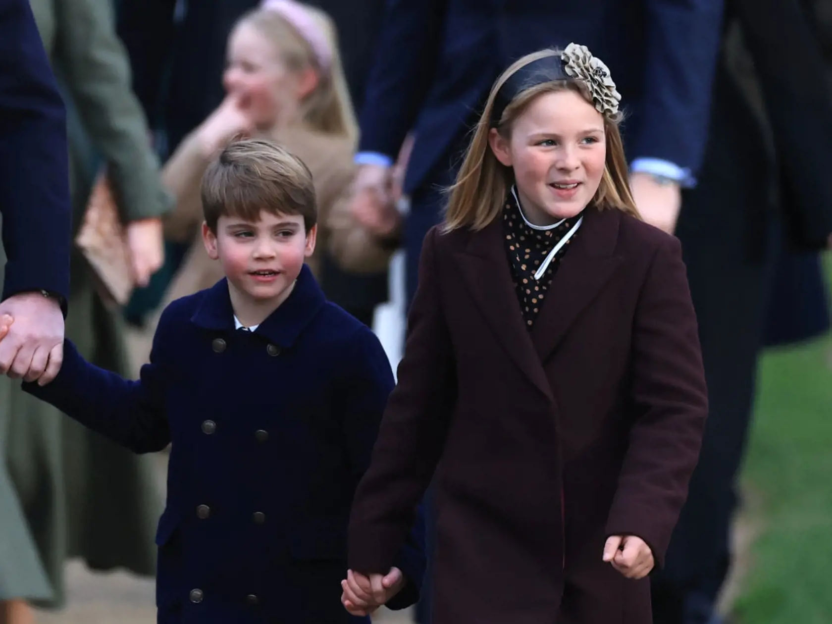 Britská kráľovská rodina po vianočnej bohoslužbe pozdravila fanúšikov. Princa Louisa drží za ruku aj sesternica Mia Tindall.