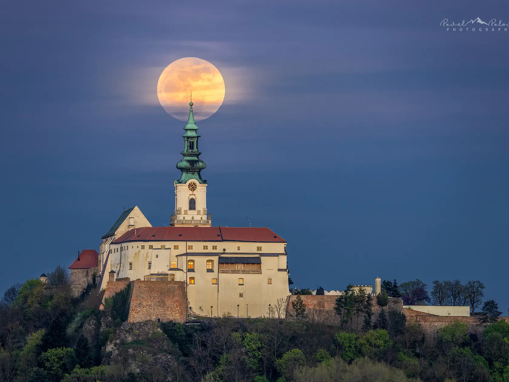 Prvý jarný spln Mesiaca roku 2025 nazývaný aj „Ružový mesiac“. Tento krát v spojení s Nitrianskym hradom.