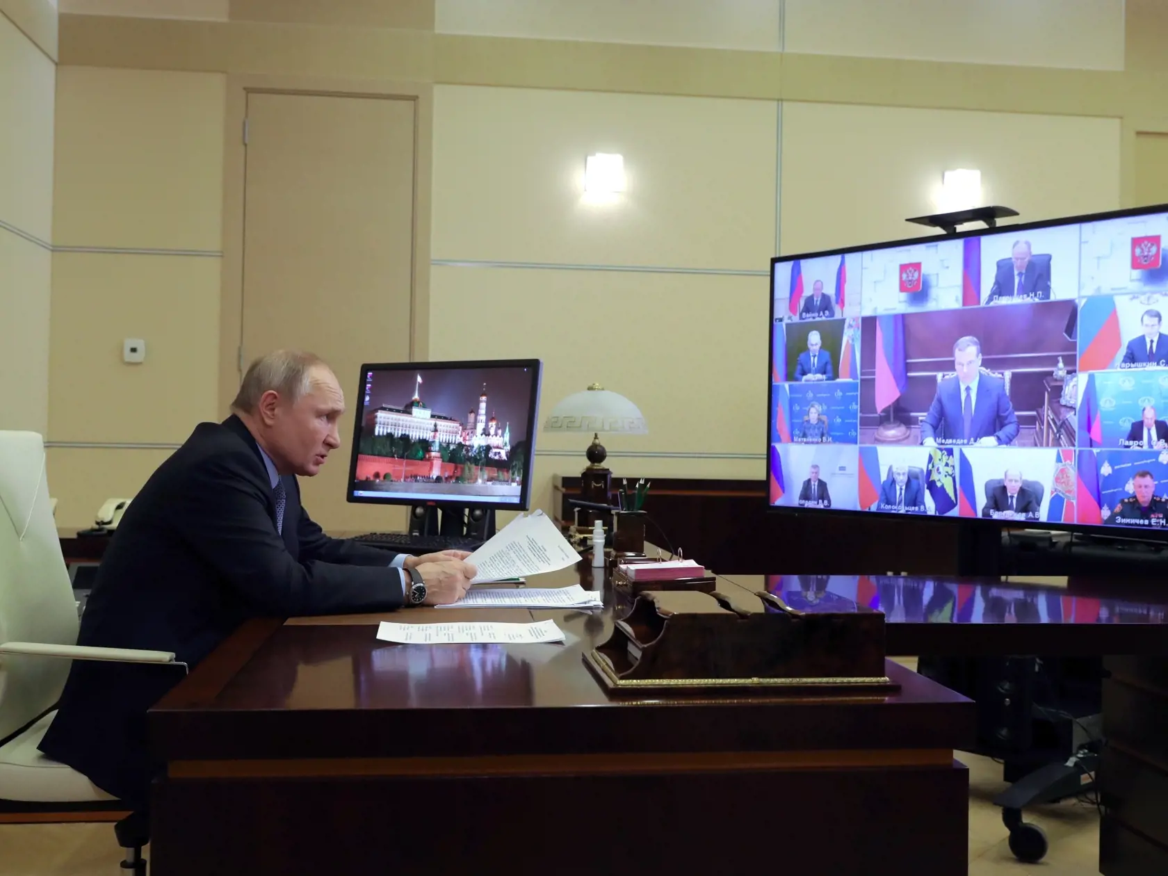 EBE 48 Moskva - Na snímke ruský prezident Vladimir Putin predsedá zasadnutiu Bezpečnostná rada Ruskej federácie prostredníctvom videokonferencie v prezidentskej rezidencii v obci Novo-Ogarjovo pri Moskve 18. februára 2021. FOTO TASR/AP
Russian President Vladimir Putin chairs a Security Council meeting via video conference at the Novo-Ogaryovo residence outside Moscow, Russia, Thursday, Feb. 18, 2021. (Mikhail Klimentyev, Sputnik, Kremlin Pool Photo via AP)
