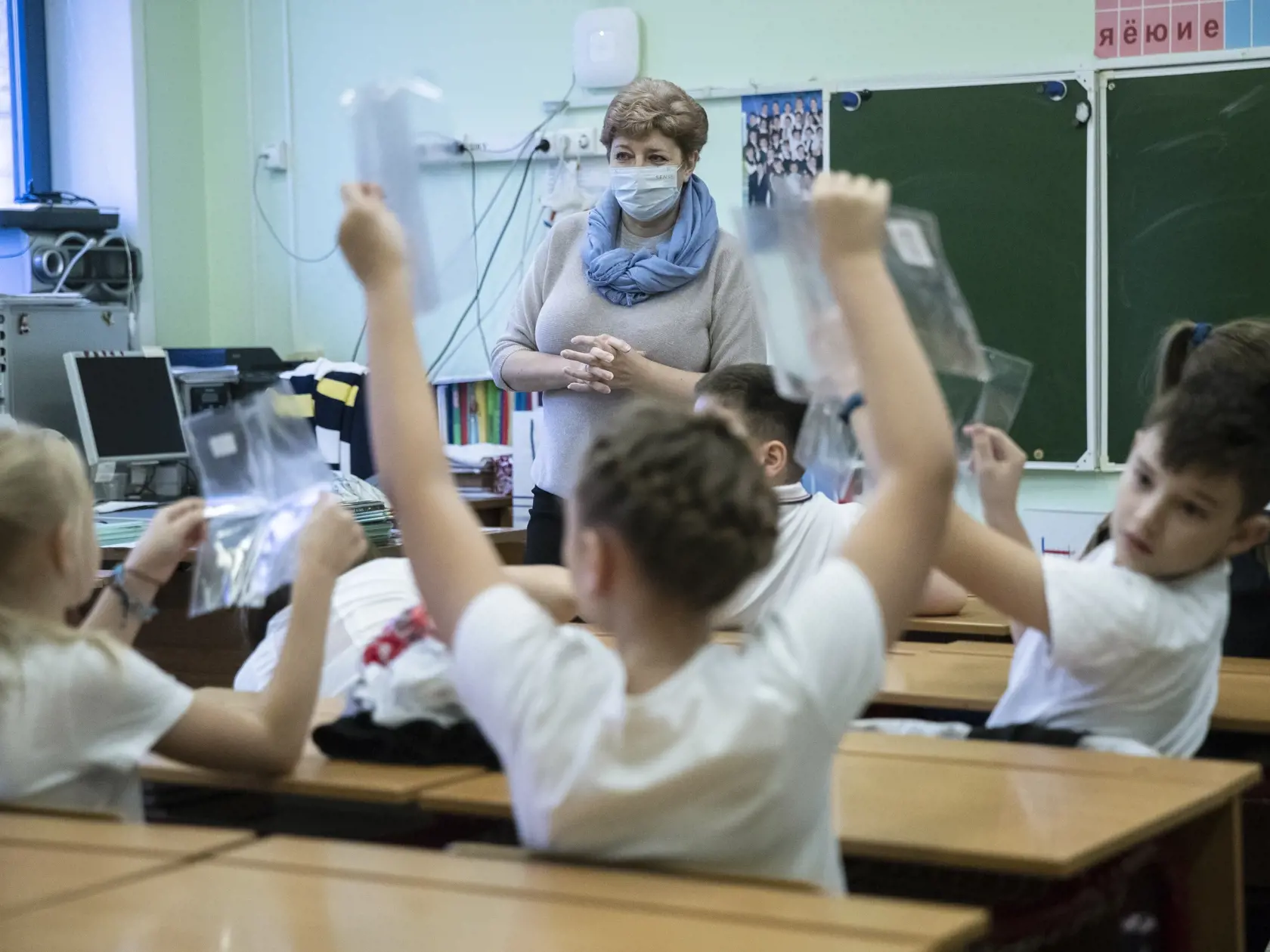 JB 16 Moskva  - Učiteľka s ochranným rúškom na zabránenie šíreniu nového koronavírusu hovorí v triede ku žiakom štvrtého stupňa na základnej škole v Moskve 20. októbra 2020. Rusko za posledný deň zaznamenalo 15.982 nových prípadov koronavírusu SARS-CoV-2, čo je najvyšší počet od začiatku pandémie. Len v Moskve za posledných 24 hodín potvrdili 5376 infekcií.   Starosta Moskvy Sergej Sobianin v pondelok oznámil, že hromadné očkovanie proti koronavírusu bude pre obyvateľov Moskvy dostupné v decembr