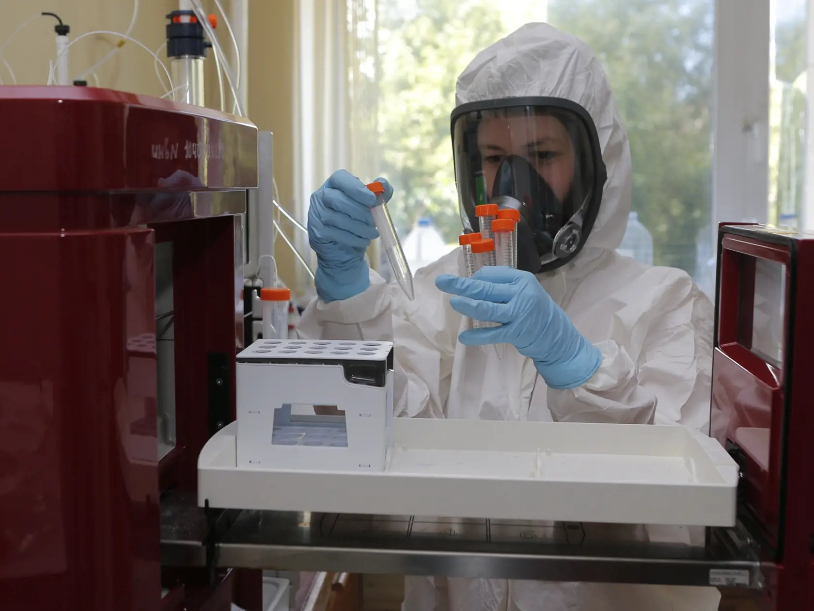 KK19 Moskva - Na snímke zo 6. augusta 2020 zamestnankyňa pracuje s novou vakcínou v ústave epidemiologického a mikrobiologického výskumu Nikolaja Gamaleja v Moskve. Ruský prezident Vladimir Putin v utorok 11. augusta 2020 uviedol, že v Rusku zaregistrovali prvú vakcínu proti koronavírusu SARS-CoV-2. Informovala o tom agentúra AFP. FOTO TASR/AP
In this handout photo taken on Thursday, Aug. 6, 2020, and provided by Russian Direct Investment Fund, an employee works with a coronavirus vaccine at the