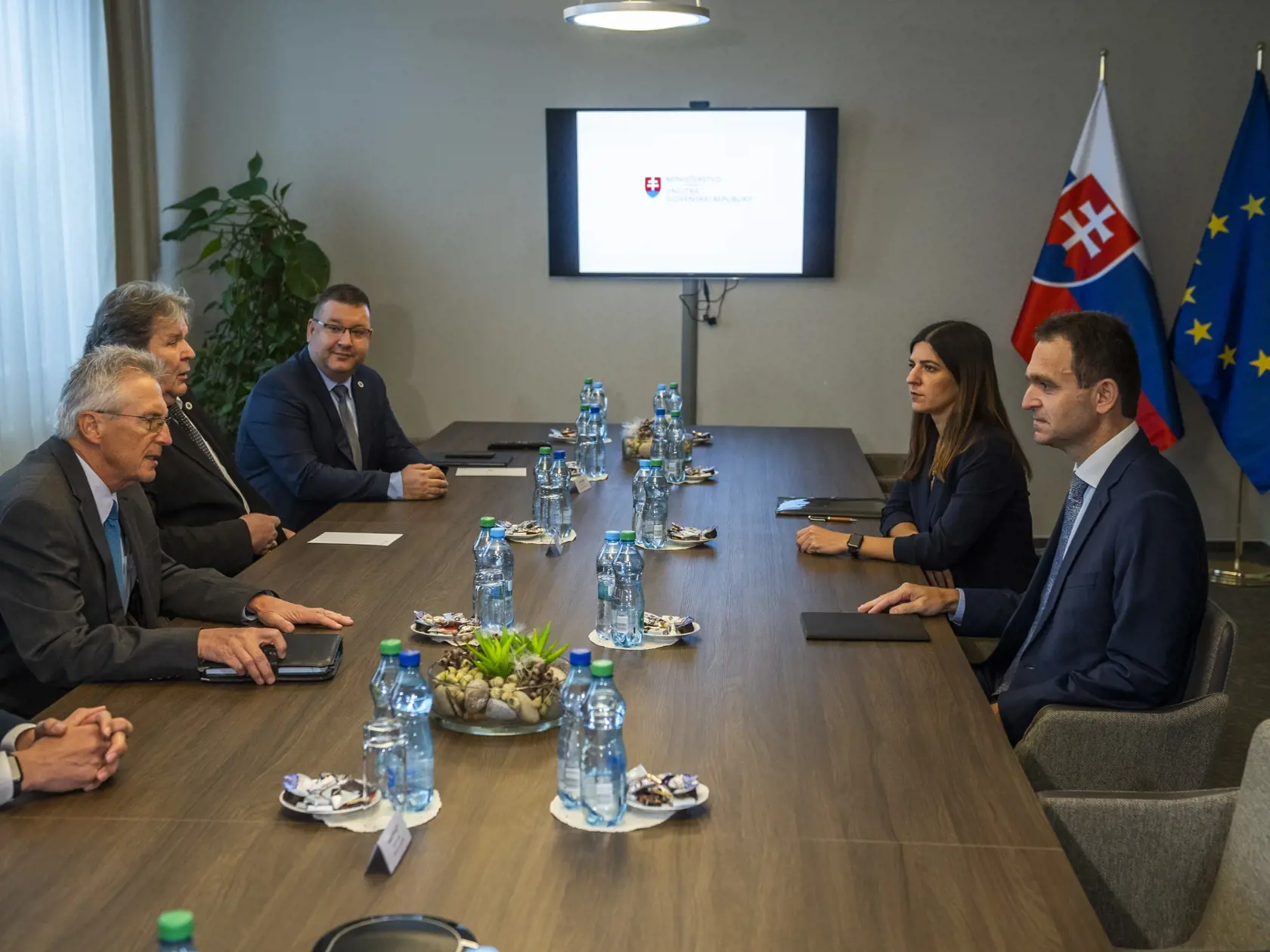 Krátko po vymenovaní úradníckej vlády premiér Ľudovít Ódor odštartoval návštevu jednotlivých rezortov. Medzi prvými bolo aj ministerstvo vnútra.  FOTO TASR - Jaroslav Novák