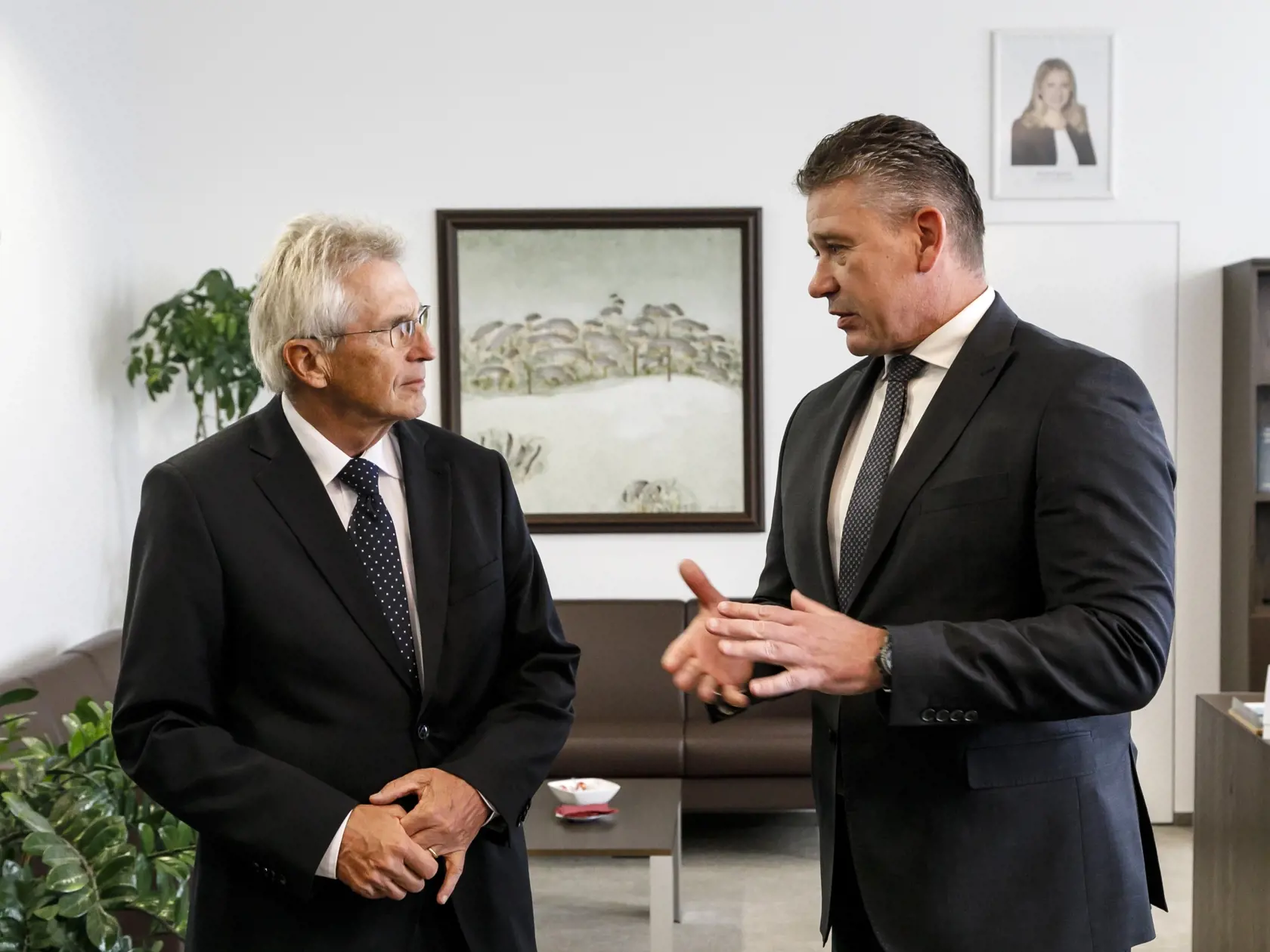 Výmená stráži. Takto Roman Mikulec odovzdával ministerstvo do rúk Ivana Šimka. Dnes patrí práve Mikulec k najväčším kritikom už odídeného ministra. FOTO TASR - Dano Veselský