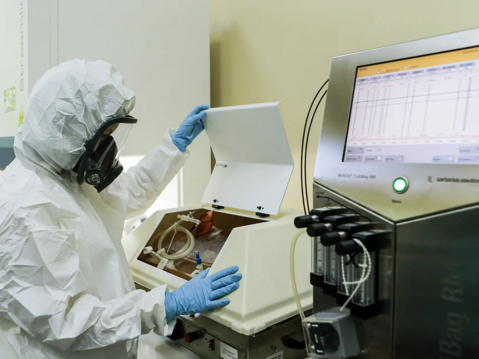 KK22 Moskva - Na snímke zo 6. augusta 2020 zamestnankyňa pracuje s novou vakcínou v ústave epidemiologického a mikrobiologického výskumu Nikolaja Gamaleja v Moskve. Ruský prezident Vladimir Putin v utorok 11. augusta 2020 uviedol, že v Rusku zaregistrovali prvú vakcínu proti koronavírusu SARS-CoV-2. Informovala o tom agentúra AFP. FOTO TASR/AP
In this handout photo taken on Thursday, Aug. 6, 2020, and provided by Russian Direct Investment Fund, an employee works with a coronavirus vaccine at the