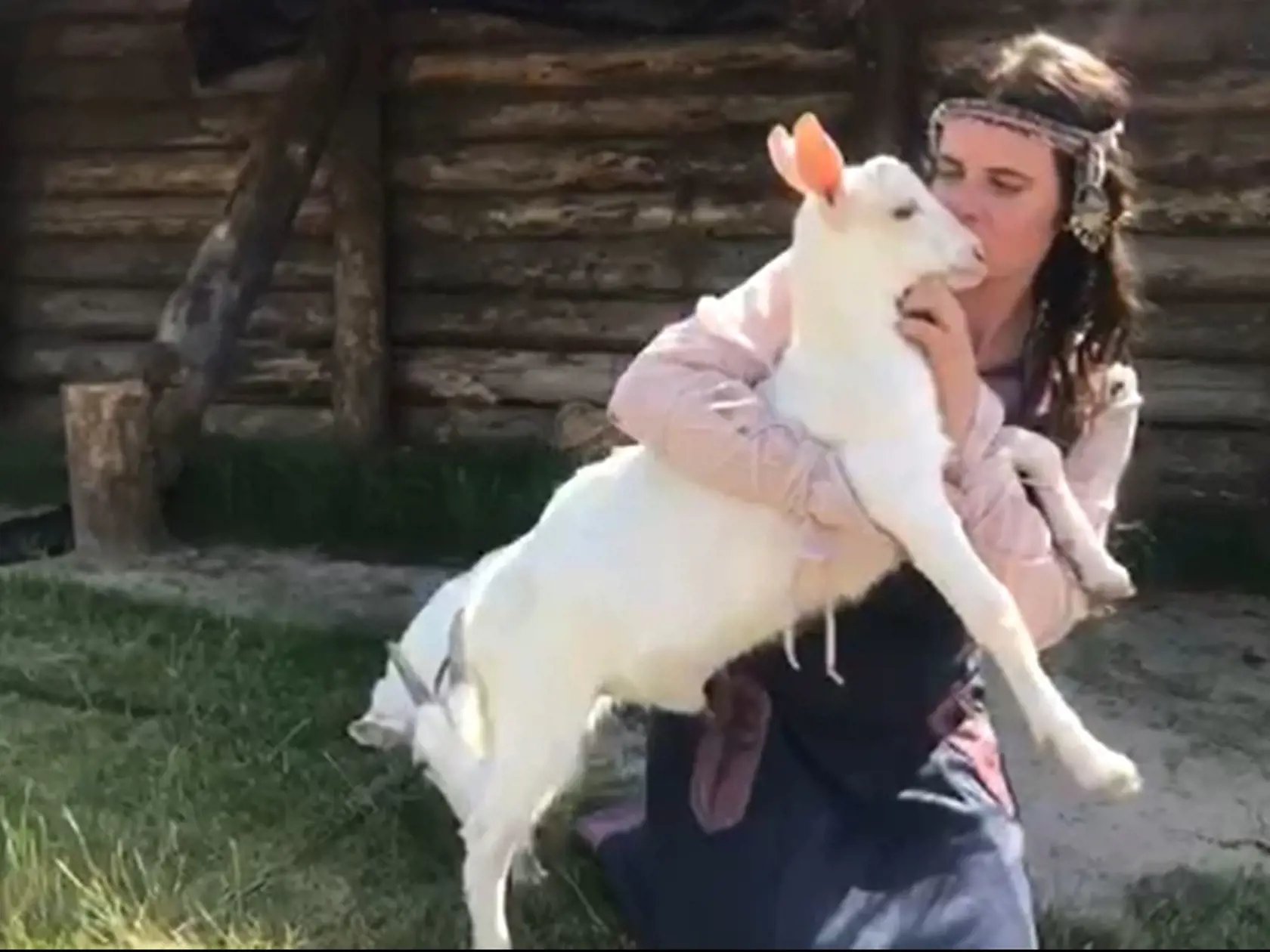 Zuzana Fialová si obľúbila kozliatko menom Bogdan.