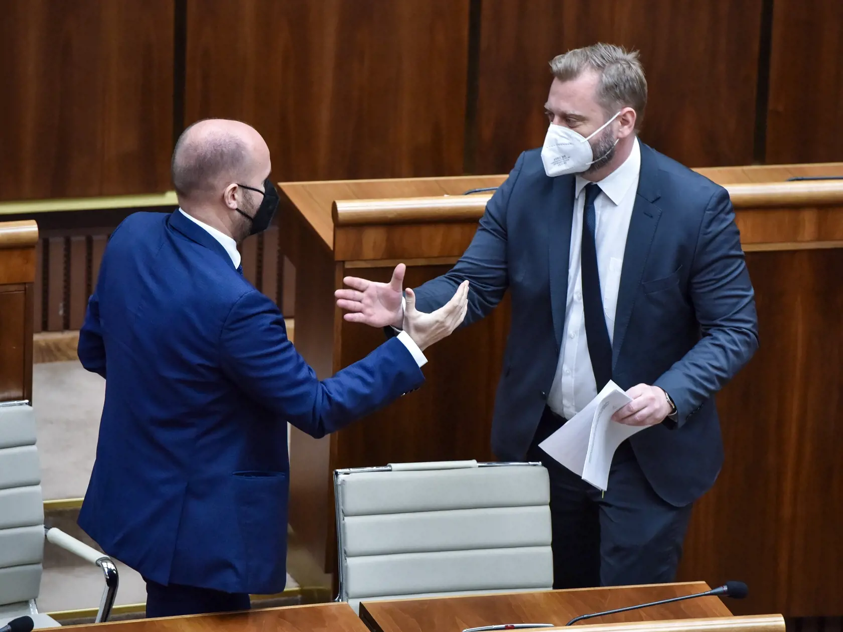 Na snímke zľava minister obrany SR Jaroslav Naď (OĽaNO) a predseda výboru NR SR pre obranu a bezpečnosť Juraj Krúpa si podávajú ruky po tom, čo poslanci parlamentu odsúhlasili dohodu o obrannej spolupráci Slovenska s USA na 55. schôdzi NR SR v Bratislave v stredu 9. februára 2022.