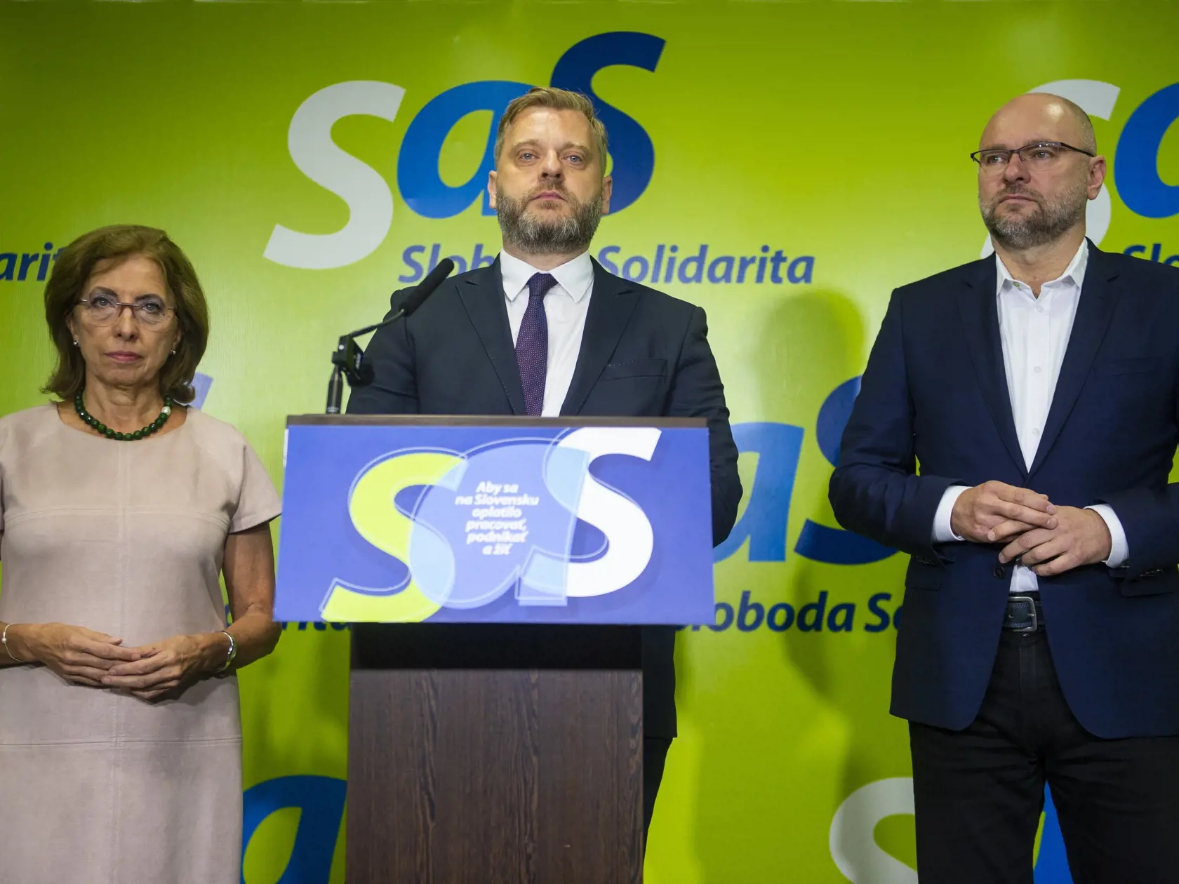 Na snímke zľava predsedníčka poslaneckého klubu strany SaS Anna Zemanová, poslanec NR SR Juraj Krúpa a predseda strany SaS Richard Sulík počas tlačovej konferencie strany SaS k výsledkom zasadnutia Republikovej rady 29. júla 2022 v Bratislave. Juraj Krúpa, ktorý vo štvrtok (28. 7.) oznámil odchod z klubu OĽANO, vstupuje do poslaneckého klubu SaS.
