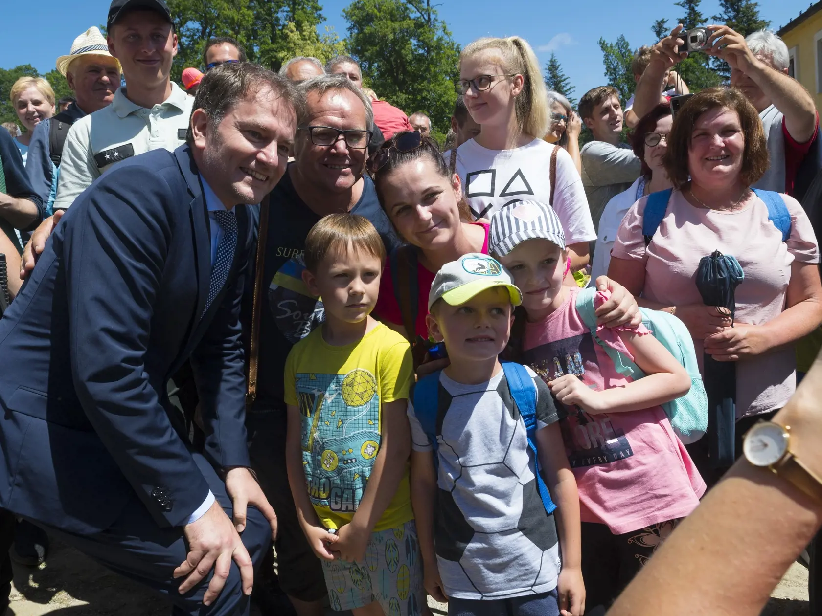 Na snímke v popredí prvý zľava minister financií SR Igor Matovič (OĽaNO) a pútnici pózujú na Mariánskej hore v Levoči 3. júla 2022. Slávnostnou odpustovou svätou omšou v nedeľu vyvrcholila tradičná púť na levočskej Mariánskej hore. Celebroval ju košický arcibiskup metropolita Bernard Bober.