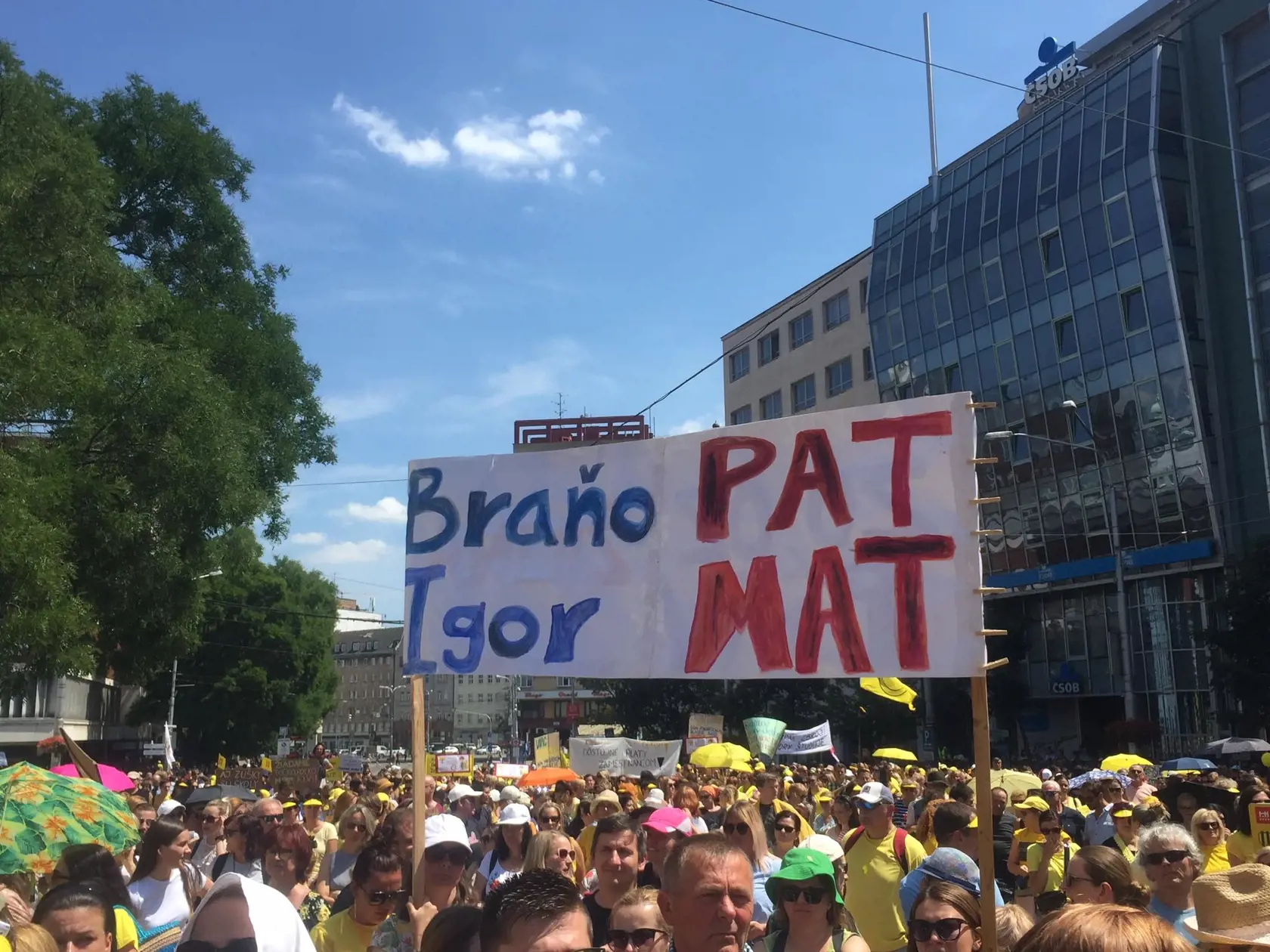 Učitelia na proteste na námestí SNP vyjadrili aj svoj názor na chovanie Igora Matoviča a Branislava Gröhlinga.
