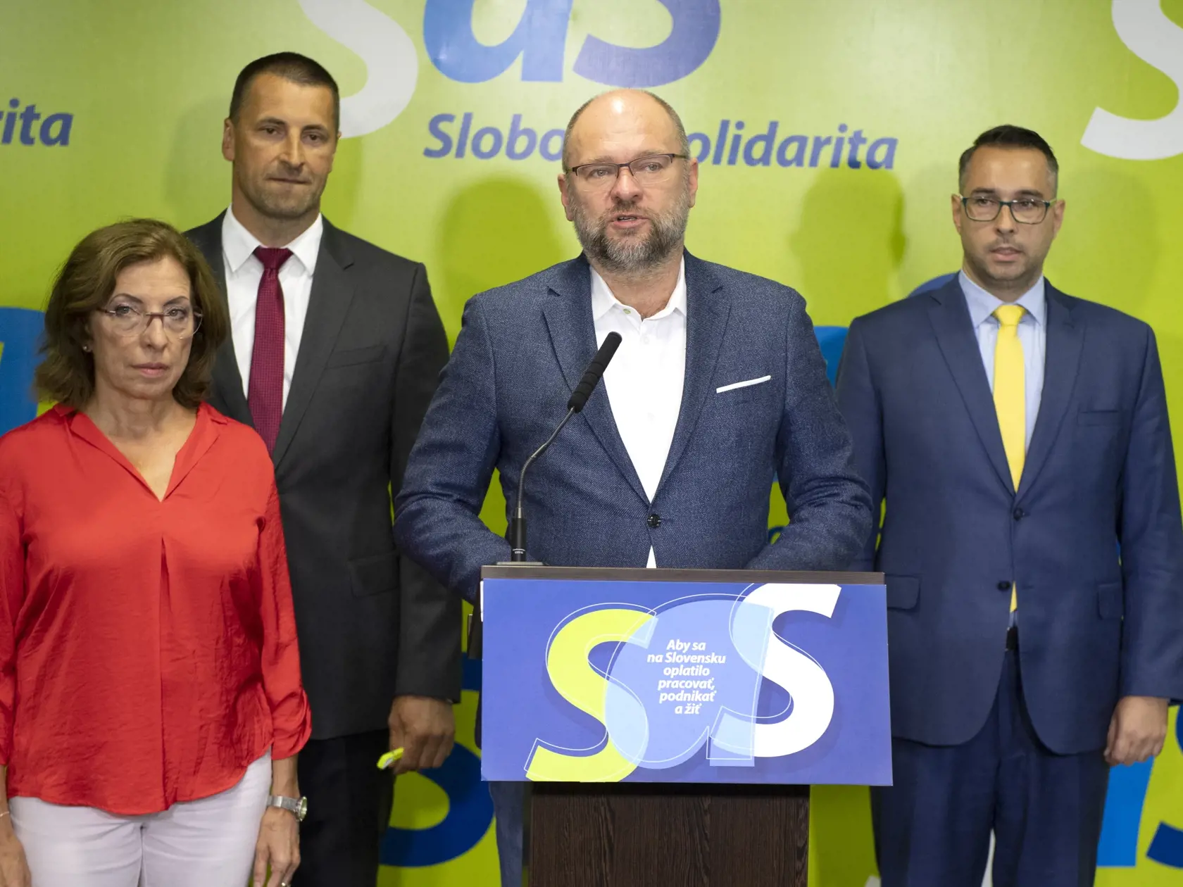 Na snímke zľava predsedníčka poslaneckého klubu strany Sloboda a Solidarita (SaS) Anna Zemanová,  predseda Výboru NR SR pre financie a rozpočet Marián Viskupič (SaS), predseda SaS Richard Sulík a poslanec NR SR za SaS Peter Cmorej počas tlačovej konferencie v Bratislave v pondelok 8. augusta 2022.