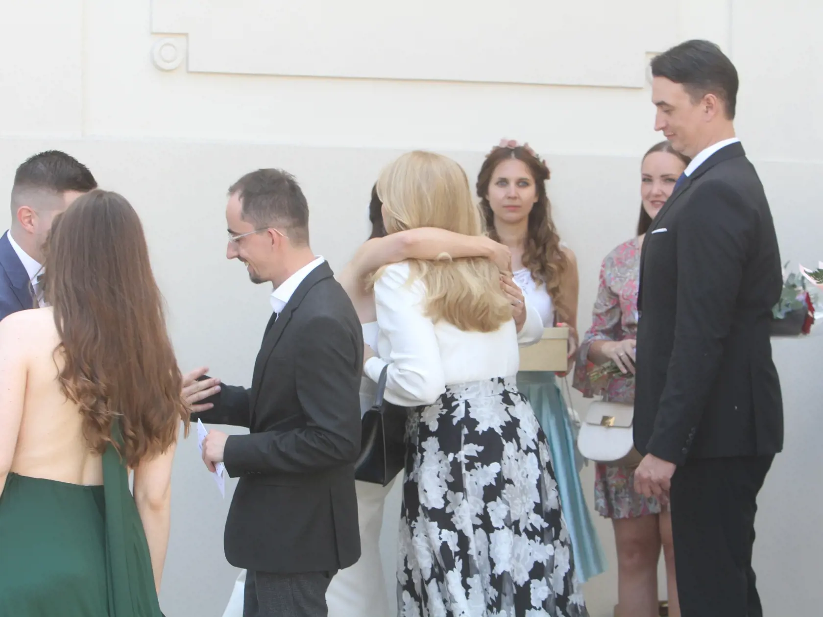 Zuzana Čaputová sa zúčastnila na svadbe svojej pravej ruky. Sprevádzal ju priateľ Juraj Rizman.