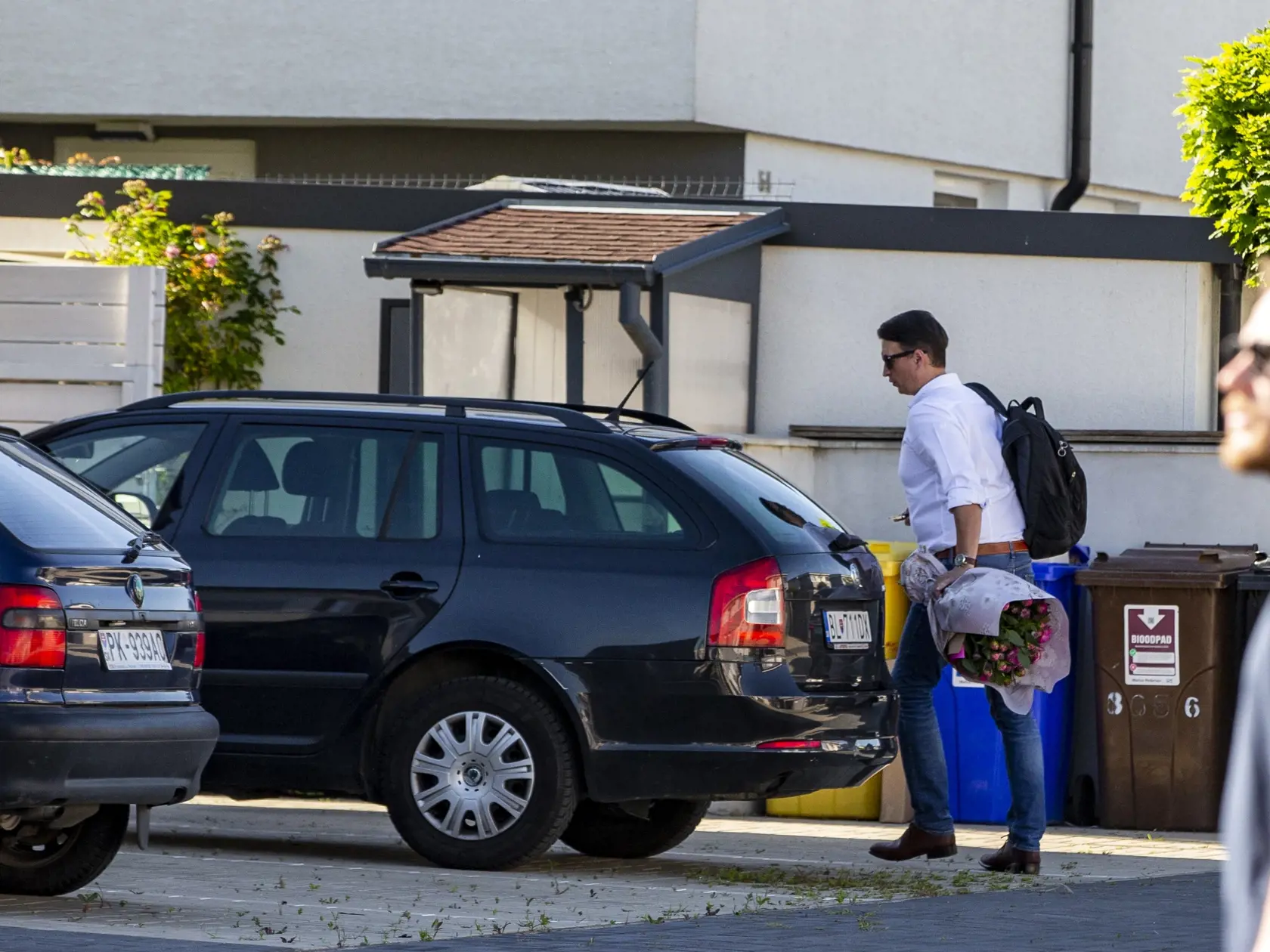 Na snímke je Juraj Rizman, priateľ prezidentky SR Zuzany Čaputovej pred jej domom v deň jej narodenín. 