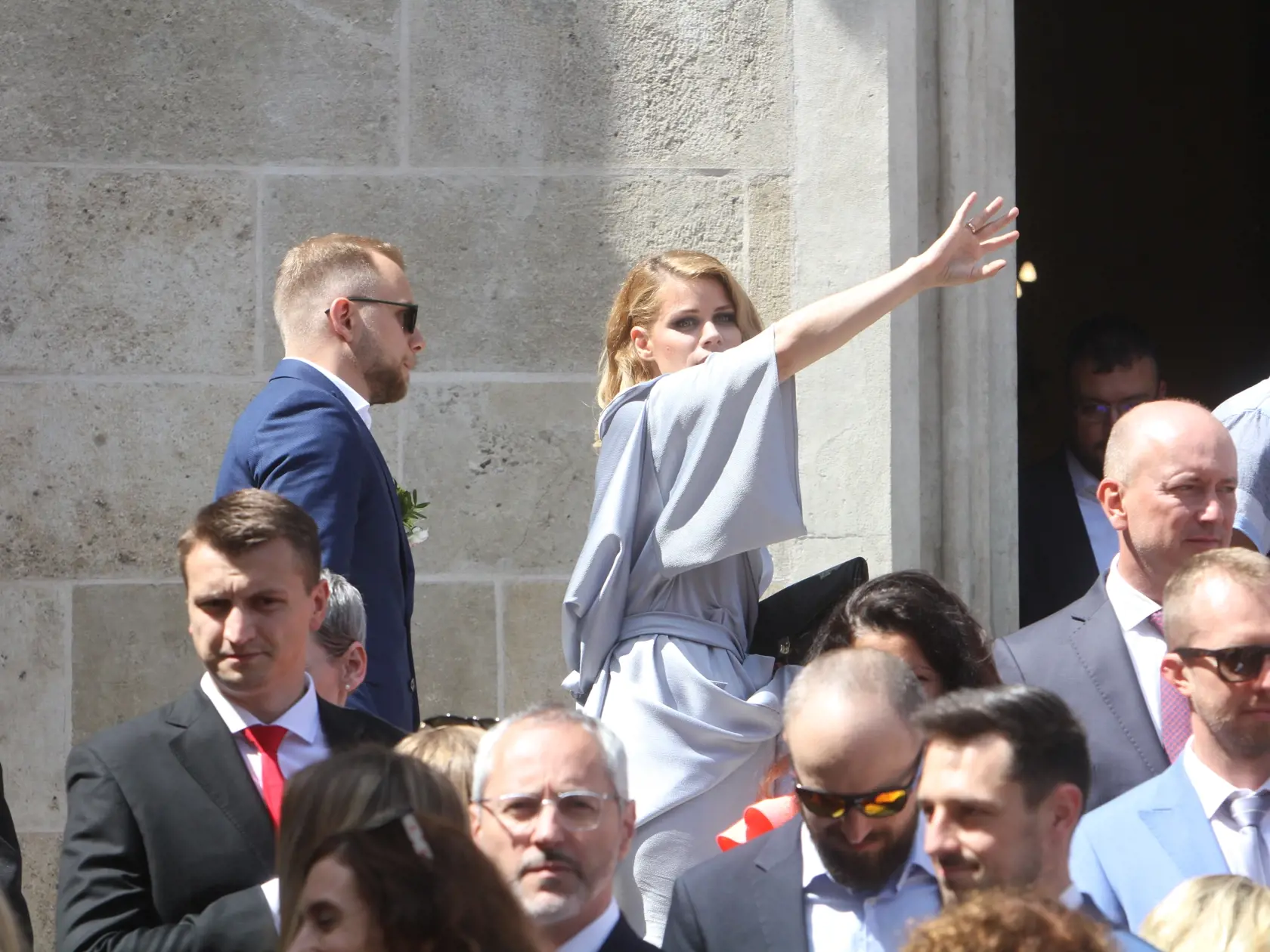 Zuzana Čaputová sa zúčastnila na svadbe svojej pravej ruky. Sprevádzal ju priateľ Juraj Rizman.