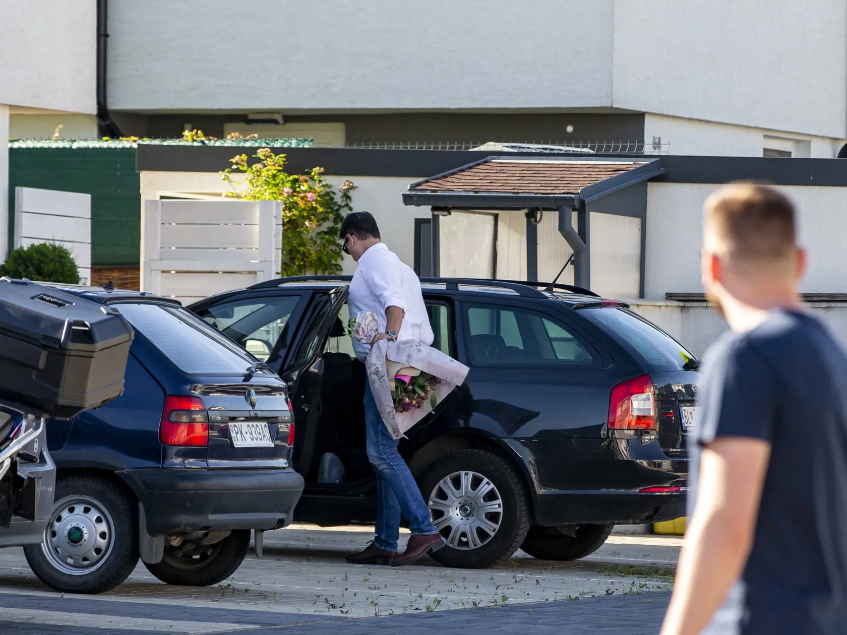 Na snímke je Juraj Rizman, priateľ prezidentky SR Zuzany Čaputovej pred jej domom v deň jej narodenín. 