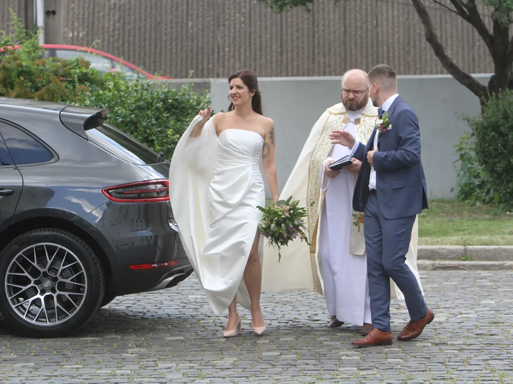 Zuzana Čaputová sa zúčastnila na svadbe svojej pravej ruky. Sprevádzal ju priateľ Juraj Rizman.