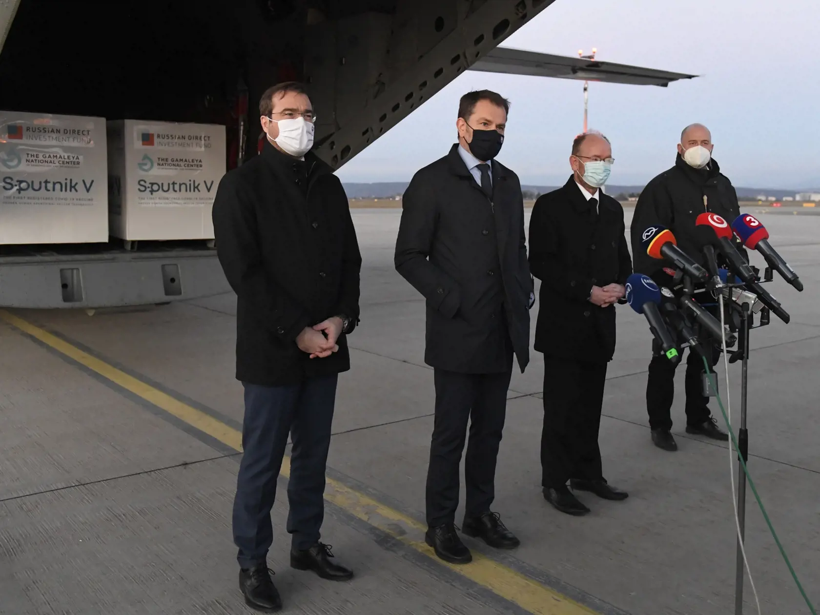 Slovensko nakúpi dva milióny kusov ruskej vakcíny Sputnik V. Premiér Igor Matovič (OĽANO) o tom informoval z košického letiska, kde priviezli prvú dodávku. Minister zdravotníctva Marek Krajčí (OĽANO) potvrdil, že očkovanie vakcínou bude dobrovoľné a bez obmedzenia veku. Začať by sa mohlo najskôr o dva týždne. Na snímke tlačová konferencia predsedu vlády SR Igora Matoviča (druhý zľava), ministra zdravotníctva SR Mareka Krajčího (vľavo), infektológa a prednostu kliniky infektológie a cestovnej med