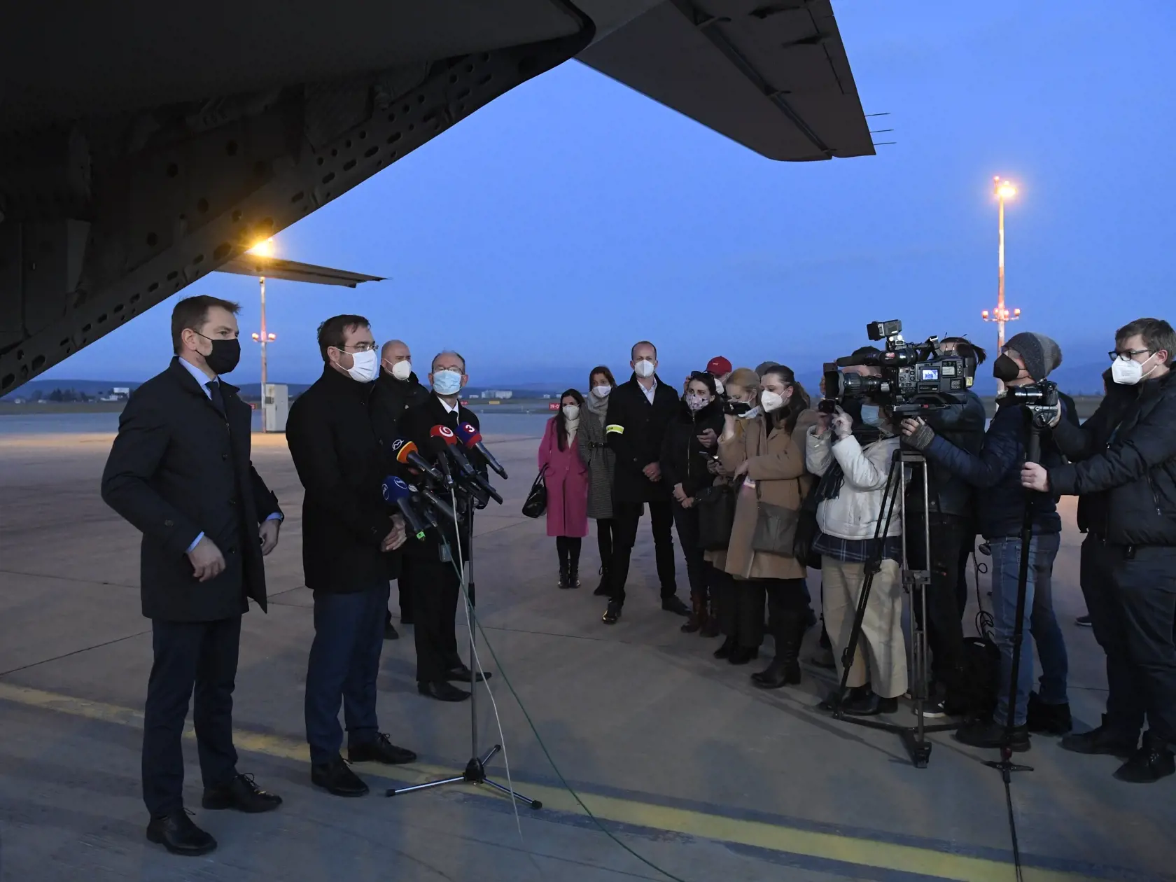 Slovensko nakúpi dva milióny kusov ruskej vakcíny Sputnik V. Premiér Igor Matovič (OĽANO) o tom informoval z košického letiska, kde priviezli prvú dodávku. Minister zdravotníctva Marek Krajčí (OĽANO) potvrdil, že očkovanie vakcínou bude dobrovoľné a bez obmedzenia veku. Začať by sa mohlo najskôr o dva týždne. Na snímke tlačová konferencia predsedu vlády SR Igora Matoviča (vľavo) a ministra zdravotníctva SR Mareka Krajčího (druhý zľava) na tému: Na životoch záleží na letisku v Košiciach 1. marca 