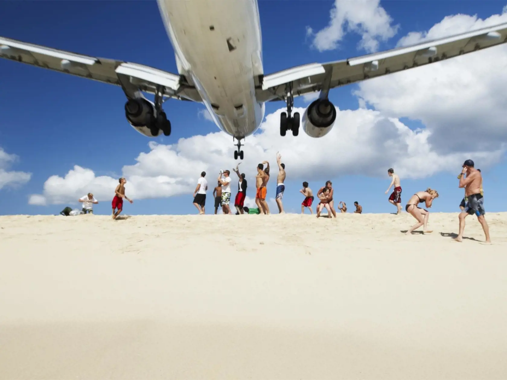 Mah, Sint Maarten, Karibik: Tesne nad plážou sa pohybujú pristávajúce lietadlá a turistov to občas stojí život.