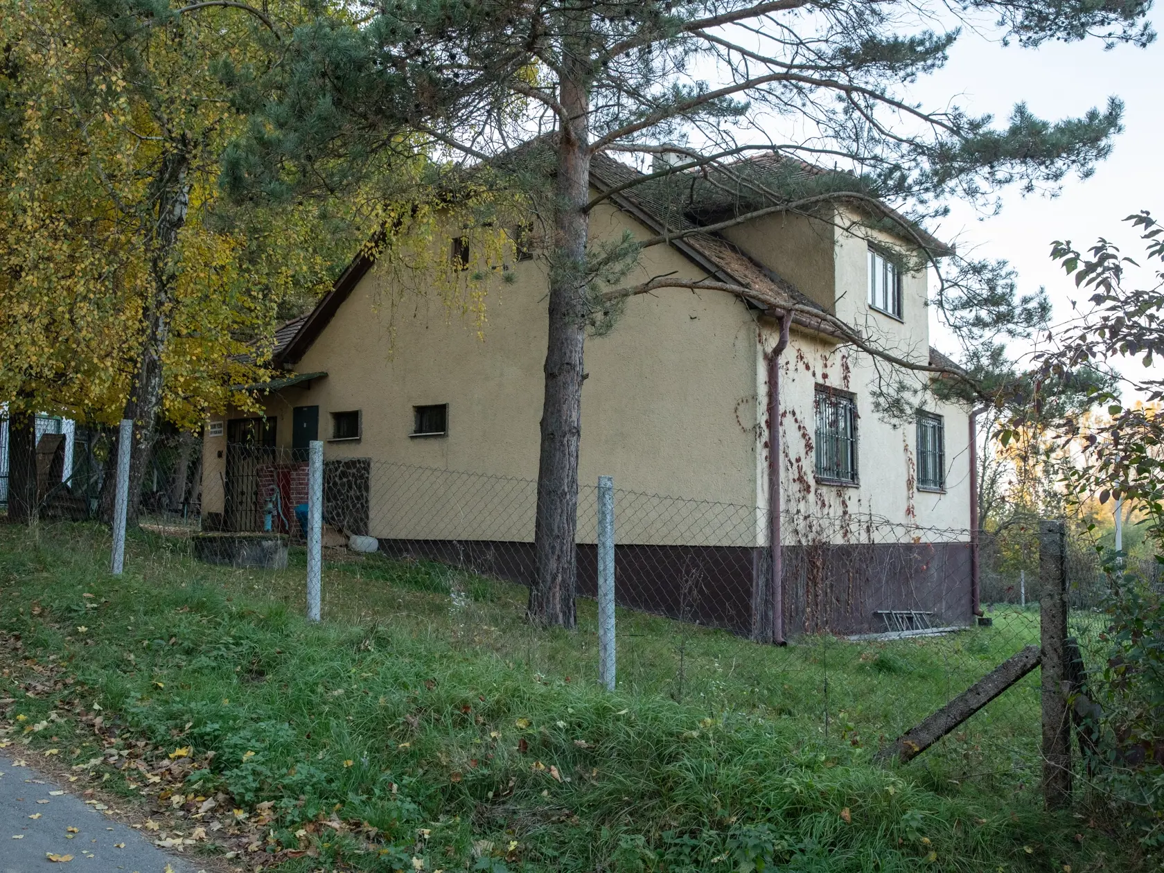 Zadná časť domu, ktorá je známa aj ako chata, v ktorej sa mal šéf Smeru Robert Fico stretávať s Marekom Parom, Pavlom Gašparom, Miroslavom Bödörom a Robertom Kaliňákom.