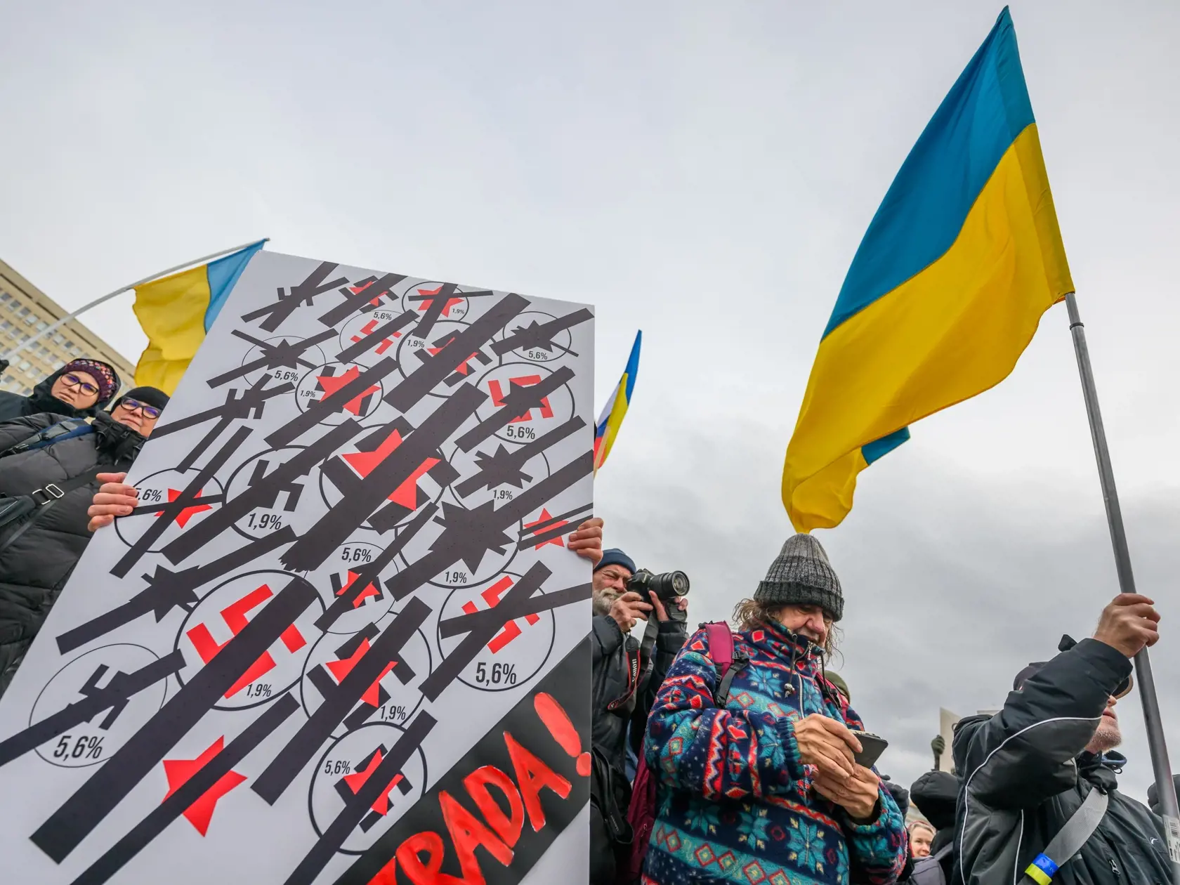 Na snímke protest proti nedeľnej návšteve predsedu vlády SR Roberta Fica (Smer-SD) v Moskve na Námestí slobody v Bratislave v pondelok 23. decembra 2024.