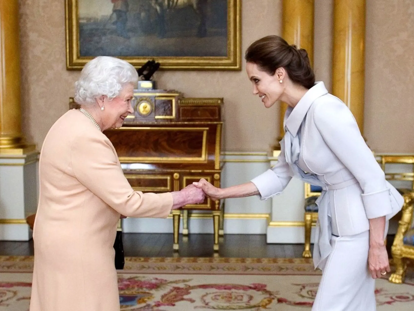 Britská kráľovná Alžbeta II. vlani Angelinu ocenila za jej aktivity v boji proti násiliu vo vojnových zónach.
