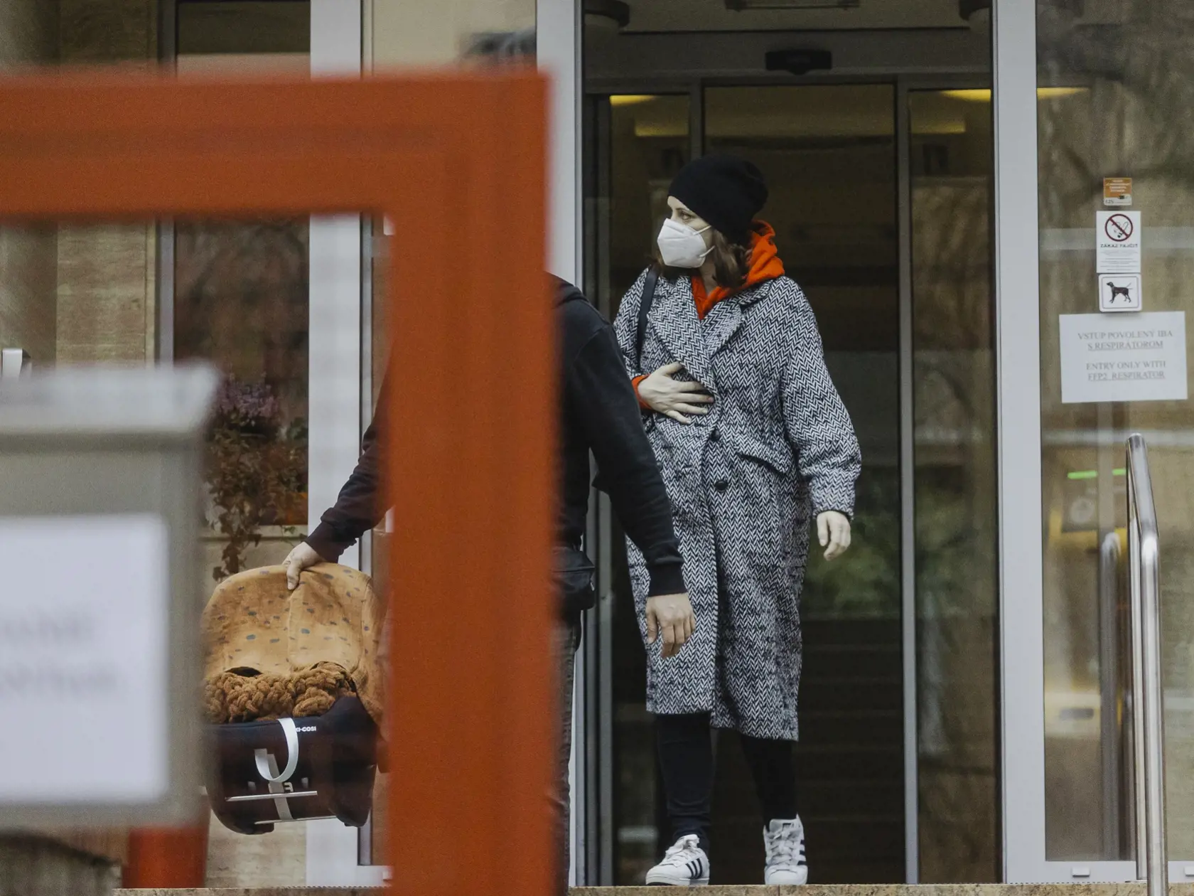 Na snímke moderátorka hlavného spravodajstva TV Markíza Lenka Vavrinčíková odchádza v sprievode partnera Alberta z gynekologicko-pôrodníckej nemocnice KOCH, kde porodila dcéru Olíviu.
