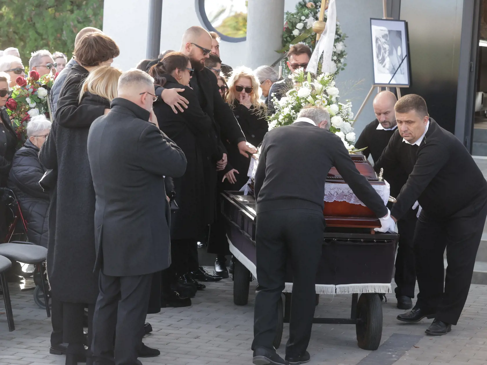 Posledná rozlúčka s hudobníkom Ľubom Virágom (†68), ktorý náhle zomrel pred pár dňami.