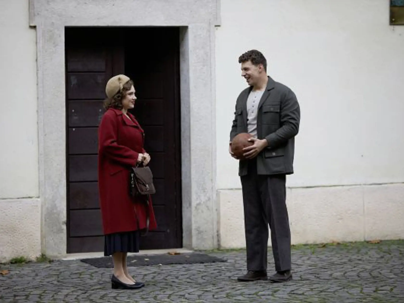 Lesana Krausková ako Alenka v seriáli Dunaj k vašim službám