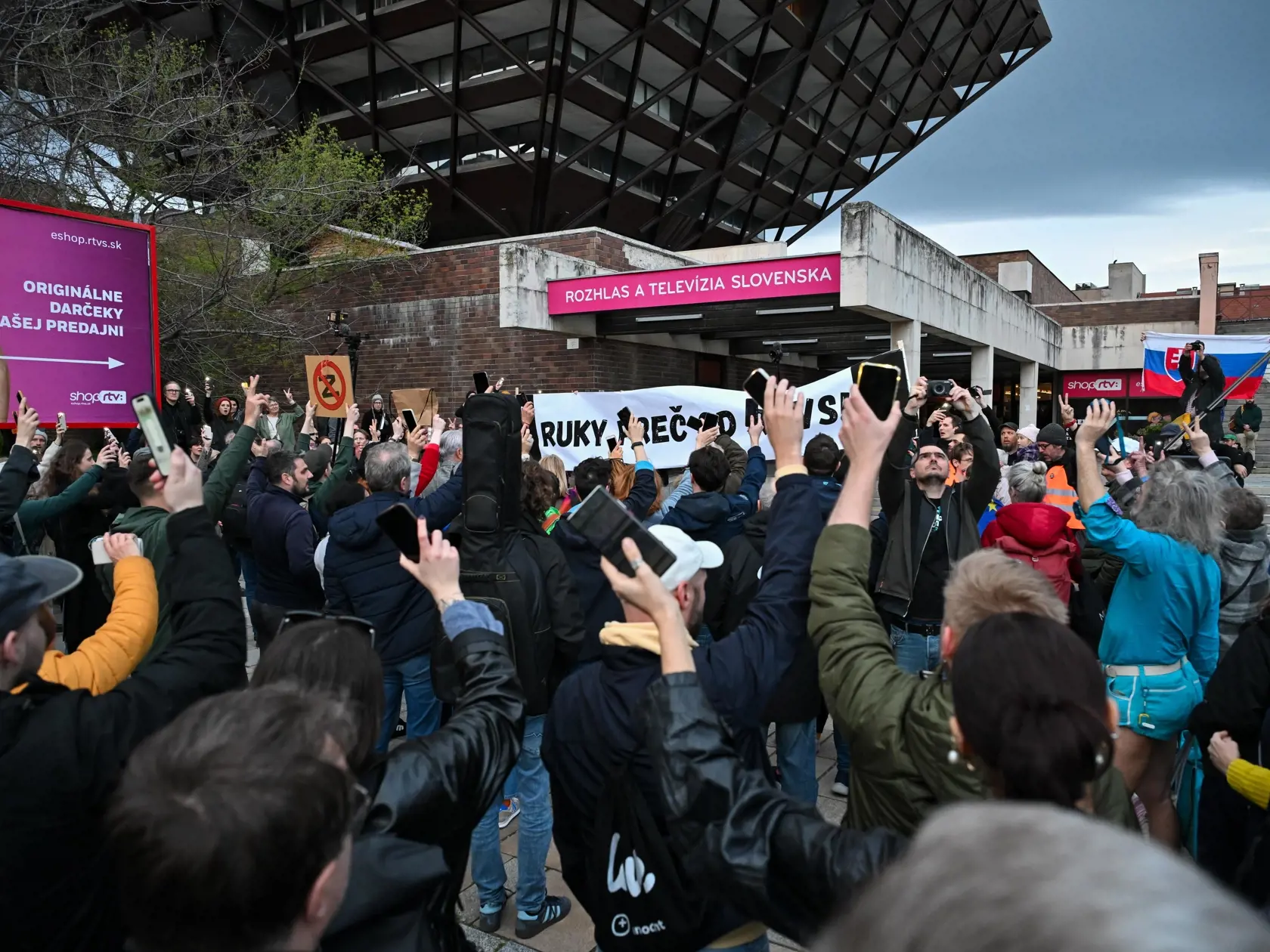 Na snímke účastníci protestného pochodu, ktorý organizuje tím Mier Ukrajine pochodovali z Námestia slobody pred budovu Slovenského rozhlasu, okolo ktorej vytvorili živú reťaz 27. marca 2024 v Bratislave. FOTO TASR - Pavol Zachar