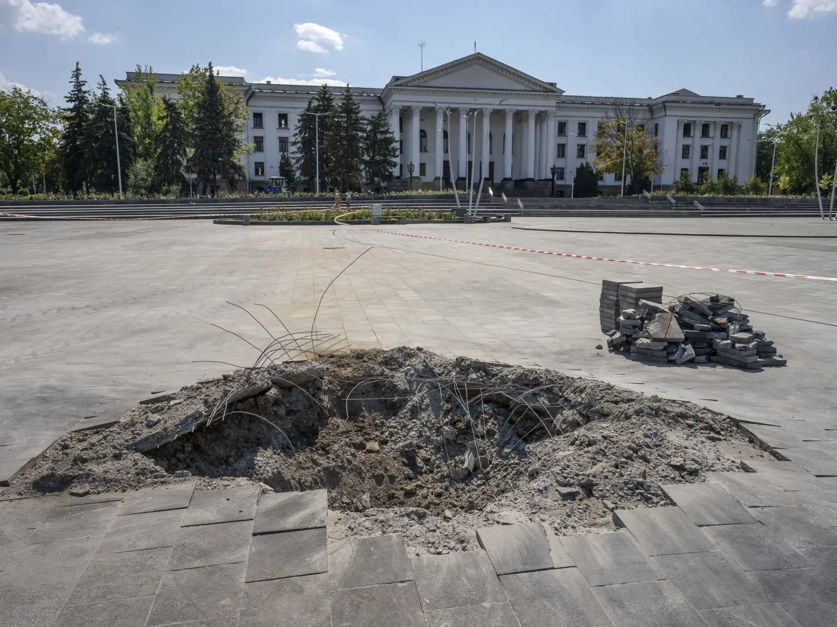 KK30 Kramatorsk  - Kráter po zásahu ruskou raketou pred budovou radnice v Kramatorsku na východe Ukrajiny 16. júla 2022. FOTO TASR/AP

A crater in the aftermath of a Russian missile strike, in front of the city council hall building, in Kramatorsk city hall, eastern Ukraine, Saturday, July 16, 2022. Ukrainians living in the path of Russia's invasion in the besieged eastern Donetsk region are bracing themselves for the possibility that they will have to evacuate. (AP Photo/Nariman El-Mofty)