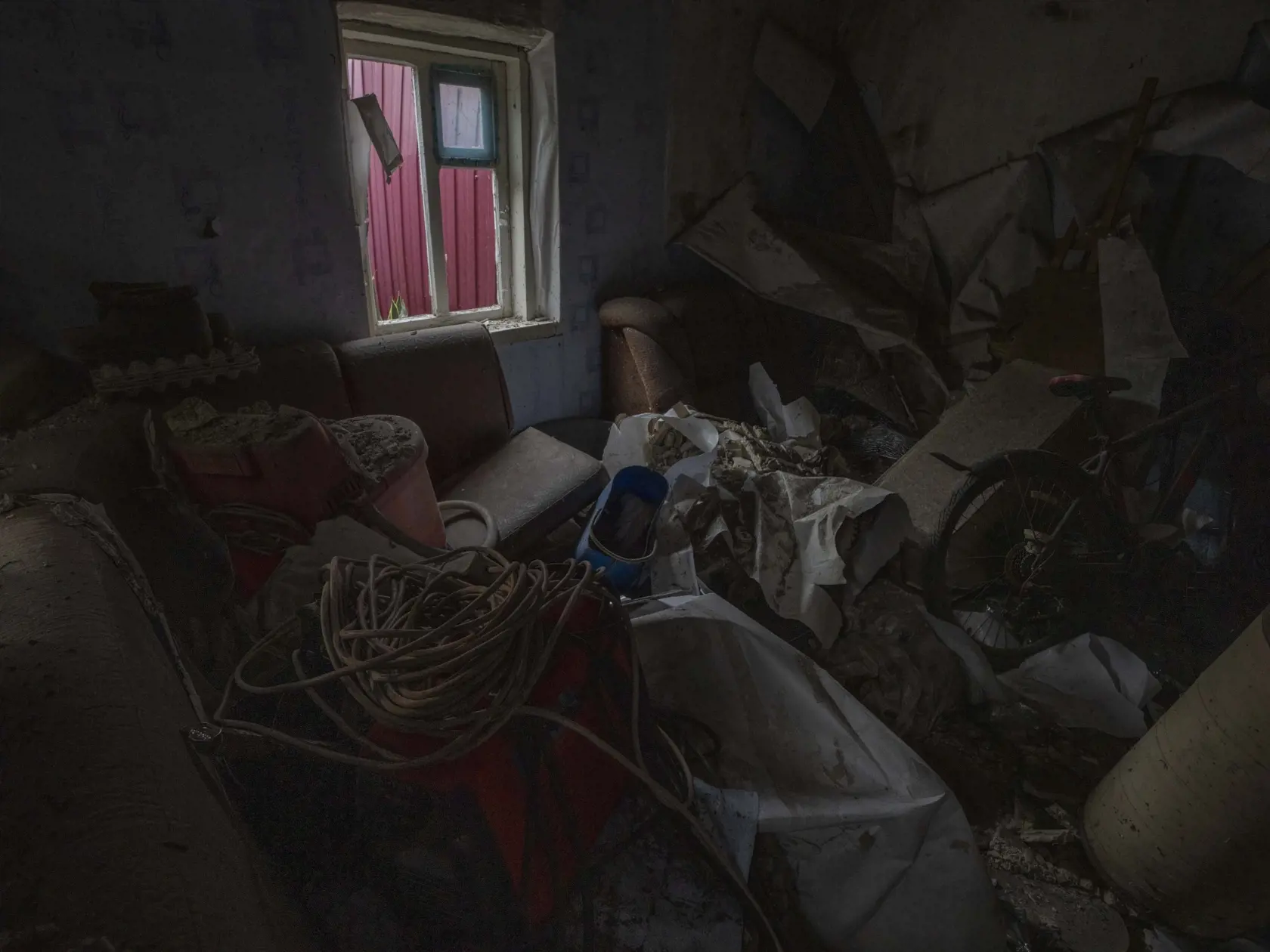KK28 Pokrovsk - Na snímke škody v dome po  ruskom ostreľovaní na predmestí Pokrovska v Doneckej oblasti 16. júla 2022. FOTO TASR/AP

Damages inside a home, in the aftermath of a Russian rocket attack, on the outskirts of Pokrovsk, eastern Ukraine, Saturday, July 16, 2022. (AP Photo/Nariman El-Mofty)