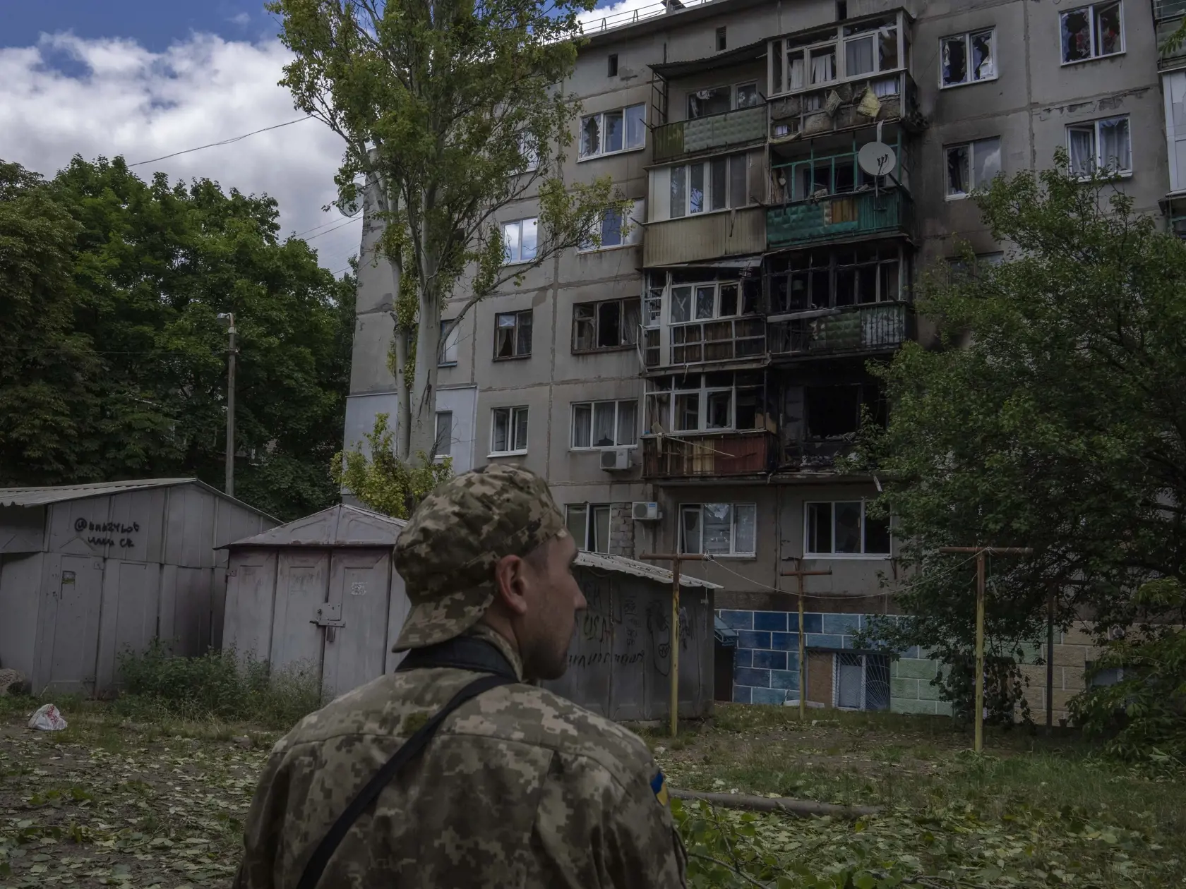 WA 10 Kramatorsk - Ukrajinský vojak sa pozerá na  päťposchodovú obytnú budova, ktorú poškodil raketový útok v meste Kramatorsk v Doneckej oblasti na východe Ukrajiny počas 146. dňa ruskej invázie na Ukrajinu v utorok 19. júla 2022. FOTO TASR/AP 


A Ukrainian soldier looks at five-story residential building damaged from a rocket attack on a residential area, in Kramatorsk, eastern Ukraine, Tuesday, July 19, 2022. (AP Photo/Nariman El-Mofty)